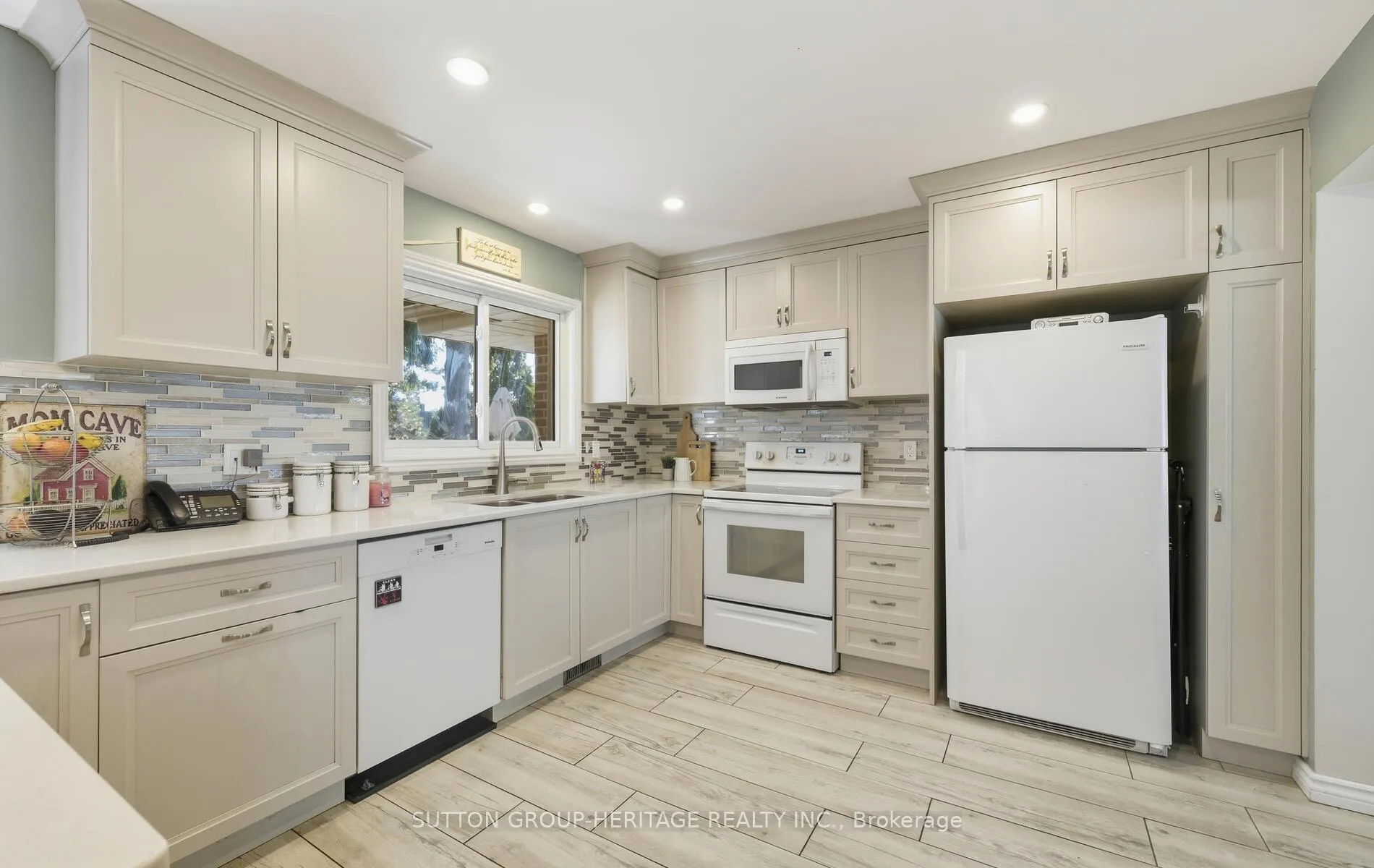 Photo 7 of 29 Glenmount Court, Whitby, Lynde Creek — HOMEH