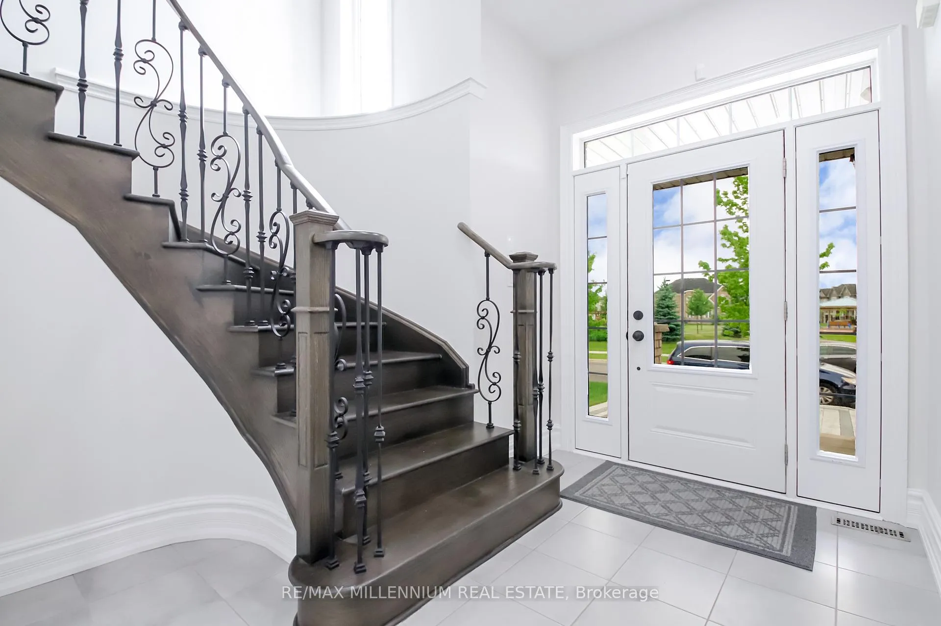 Photo 4 of 47 Douglas Kemp Crescent, Clarington, Bowmanville — HOMEH