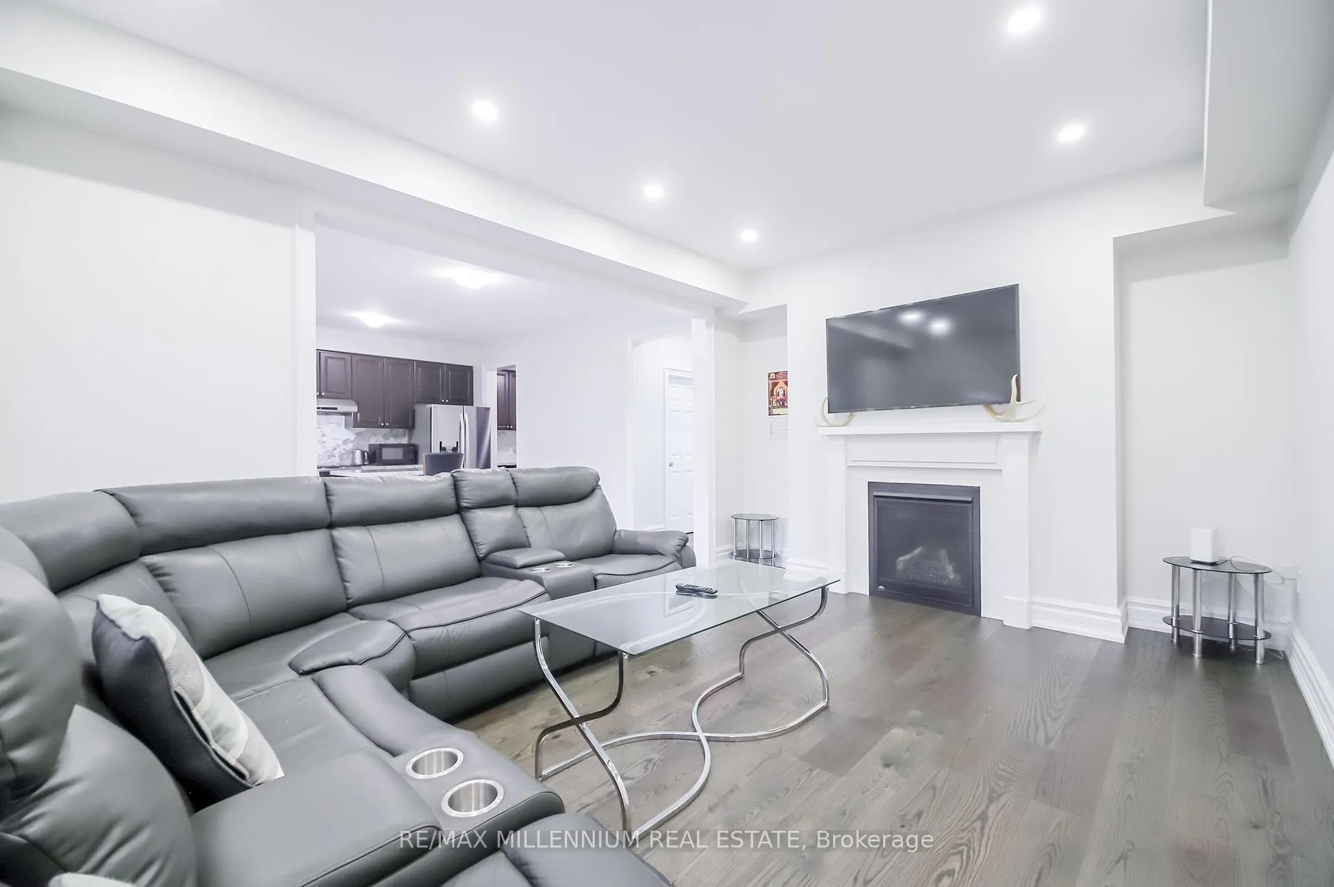 Photo 8 of 47 Douglas Kemp Crescent, Clarington, Bowmanville — HOMEH