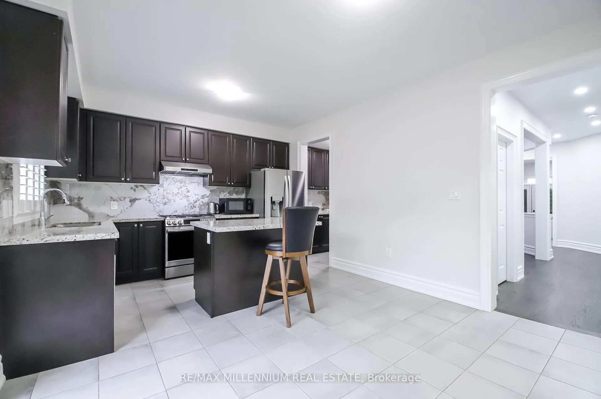 Photo 10 of 47 Douglas Kemp Crescent, Clarington, Bowmanville — HOMEH