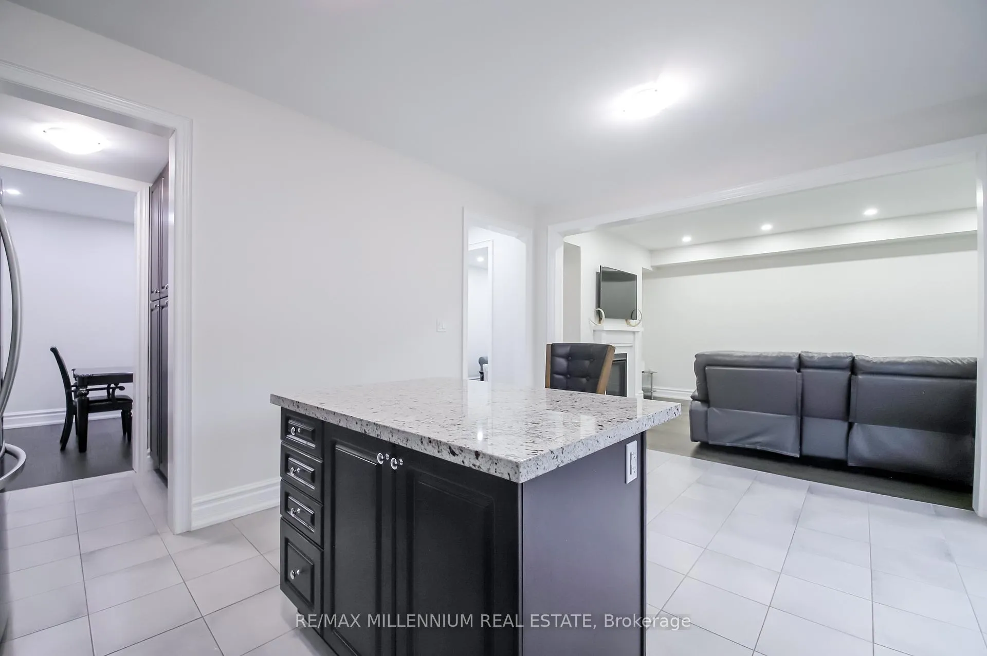 Photo 12 of 47 Douglas Kemp Crescent, Clarington, Bowmanville — HOMEH