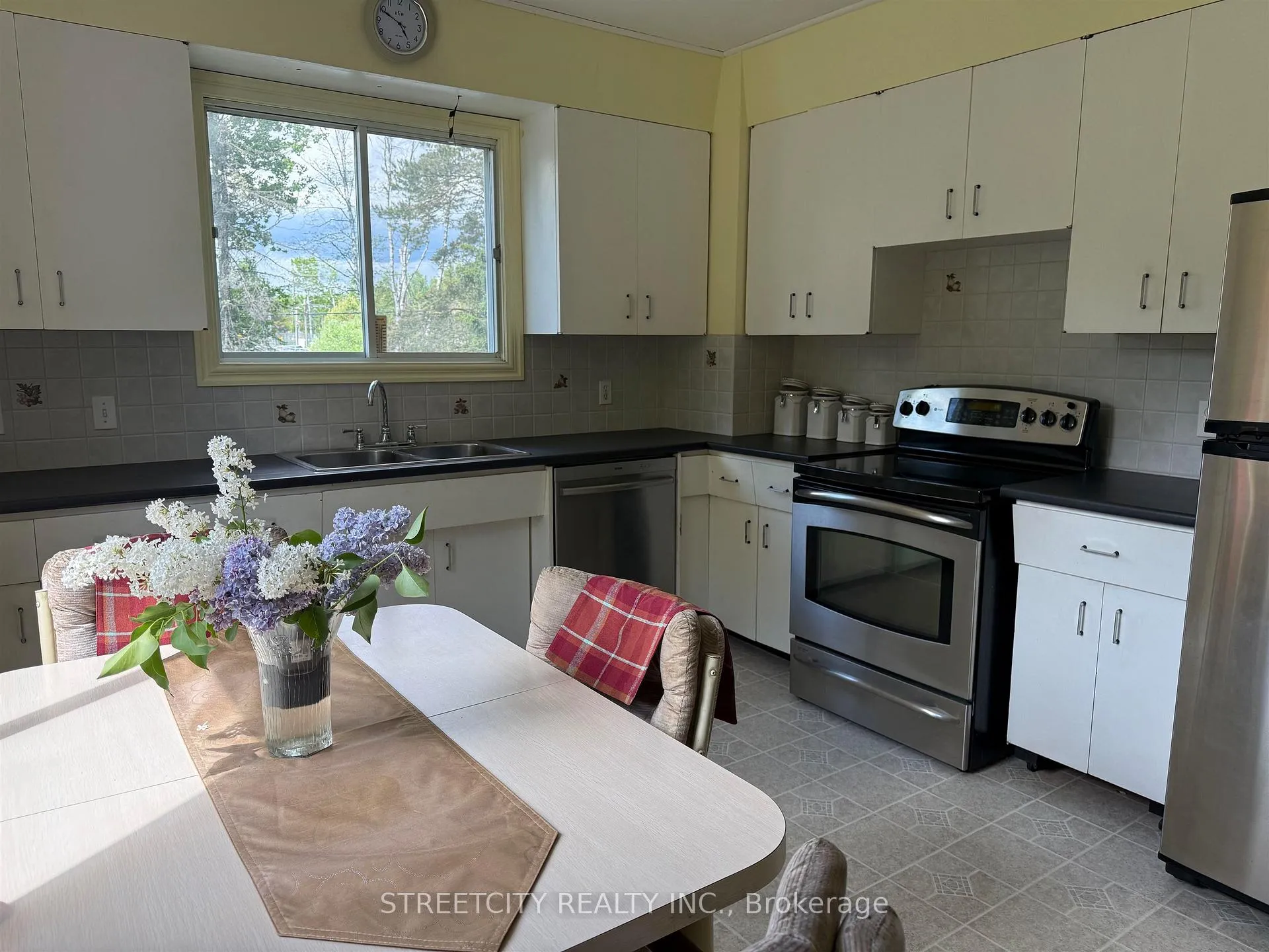 Photo 4 of 4039 Alice Ave, Thunder Bay, McIntyre South — HOMEH