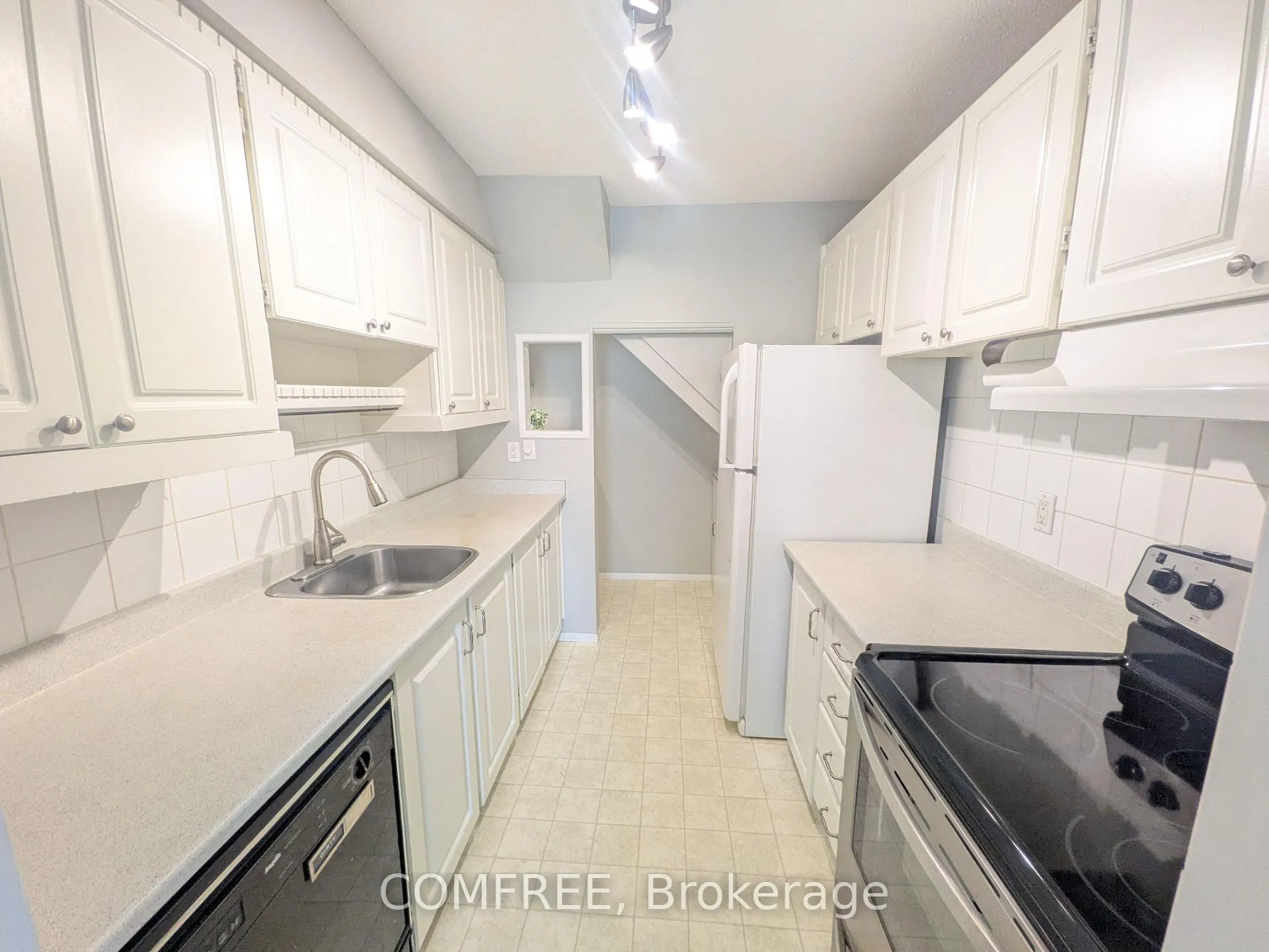 Photo 6 of 8B Forester Crescent, Ottawa, Westcliffe Estates — HOMEH