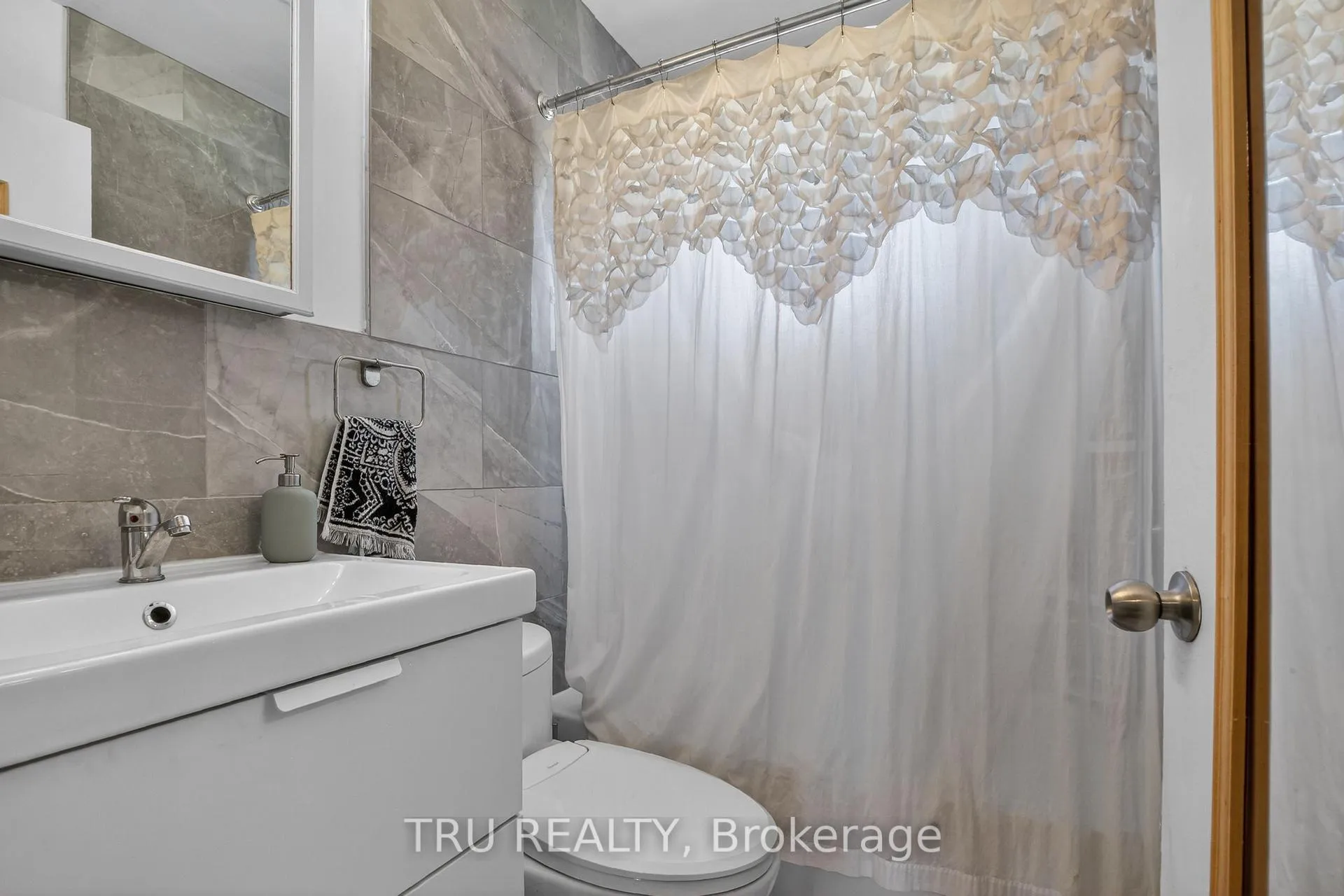 Photo 21 of 1253 Emperor Avenue, Ottawa, Carlington — HOMEH