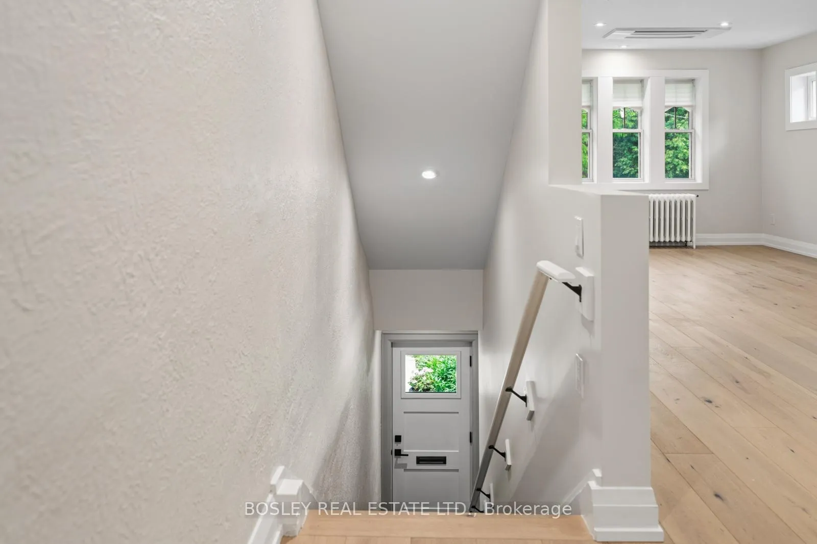 Photo 3 of Unit Upper, 14 Preston Place, Toronto, Lawrence Park North — HOMEH