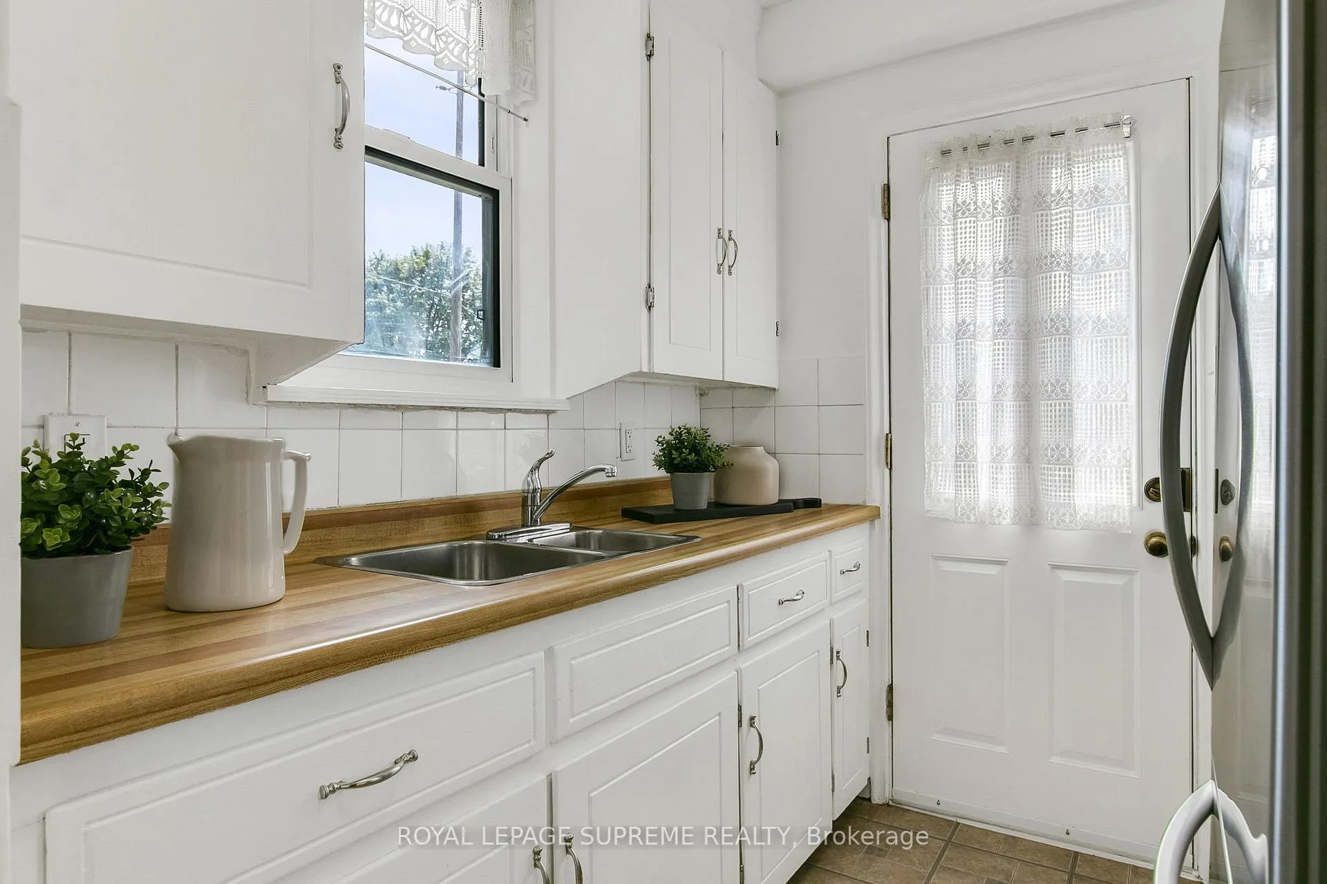 Photo 16 of 44 Yarrow Road, Toronto, Keelesdale-Eglinton West — HOMEH