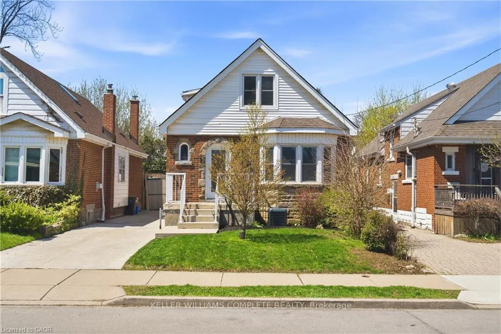 Front of 148 Huxley Avenue S