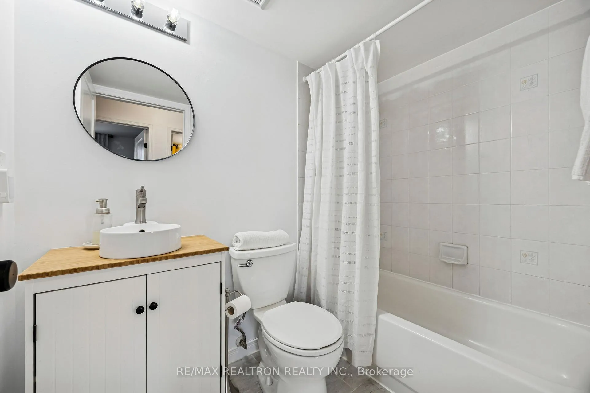 Photo 19 of Unit 906, 75 Weldrick Road E, Richmond Hill, Observatory — HOMEH