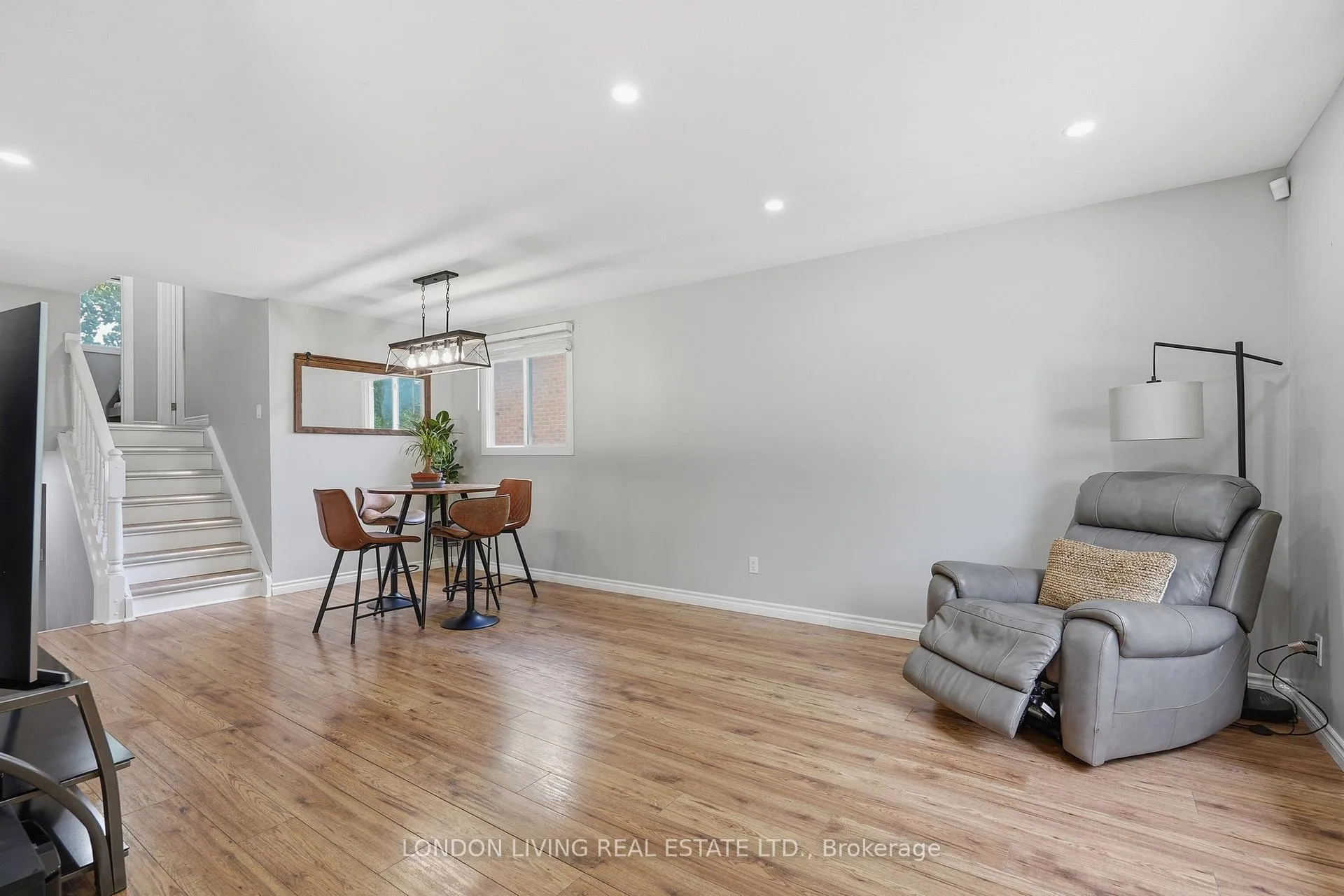 Photo 9 of 388 Deveron Crescent, London, South T — HOMEH