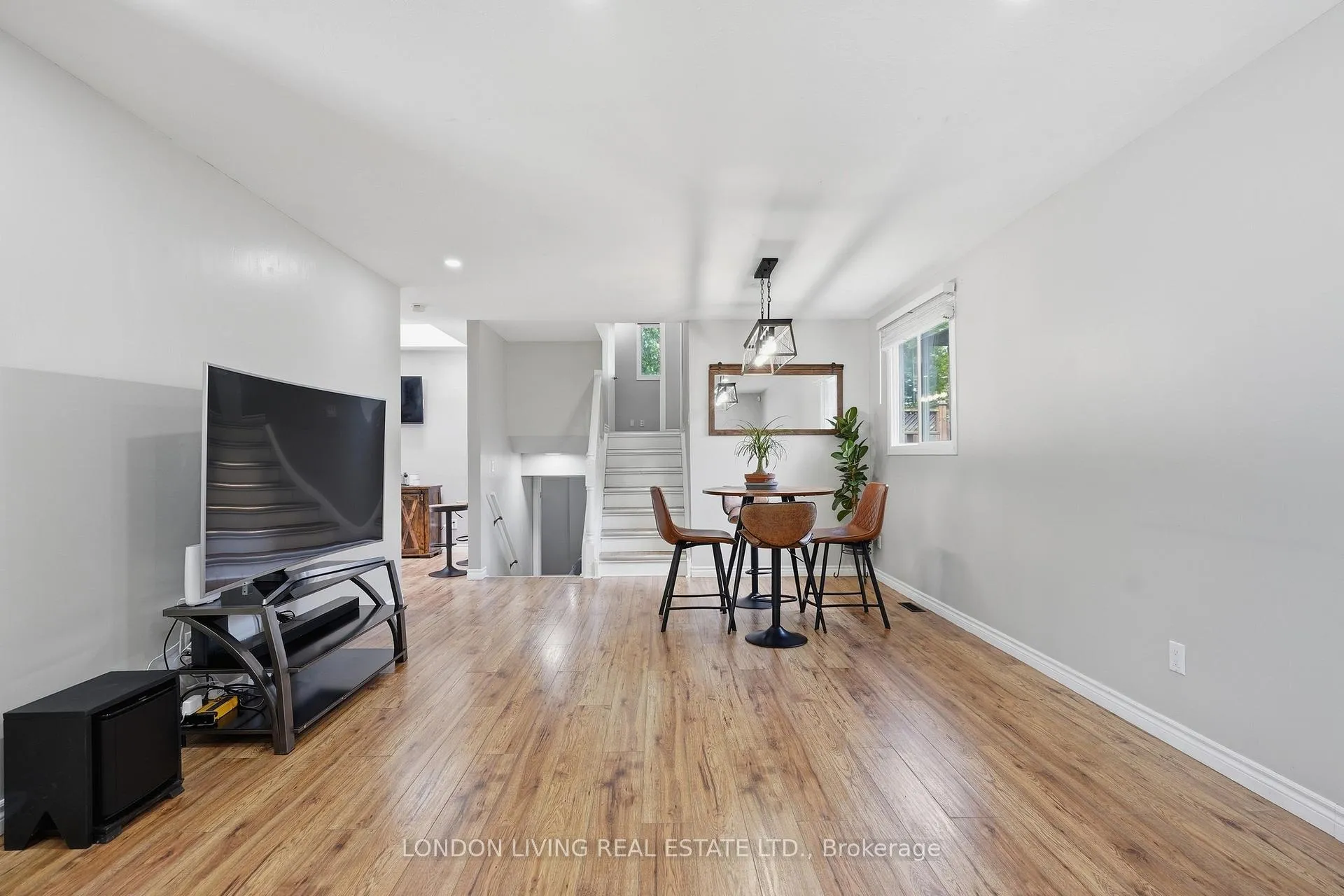 Photo 10 of 388 Deveron Crescent, London, South T — HOMEH