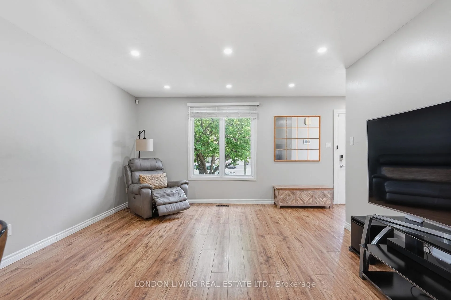 Photo 11 of 388 Deveron Crescent, London, South T — HOMEH
