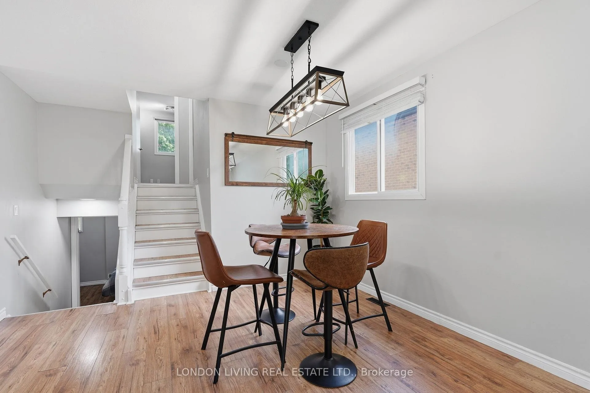 Photo 12 of 388 Deveron Crescent, London, South T — HOMEH