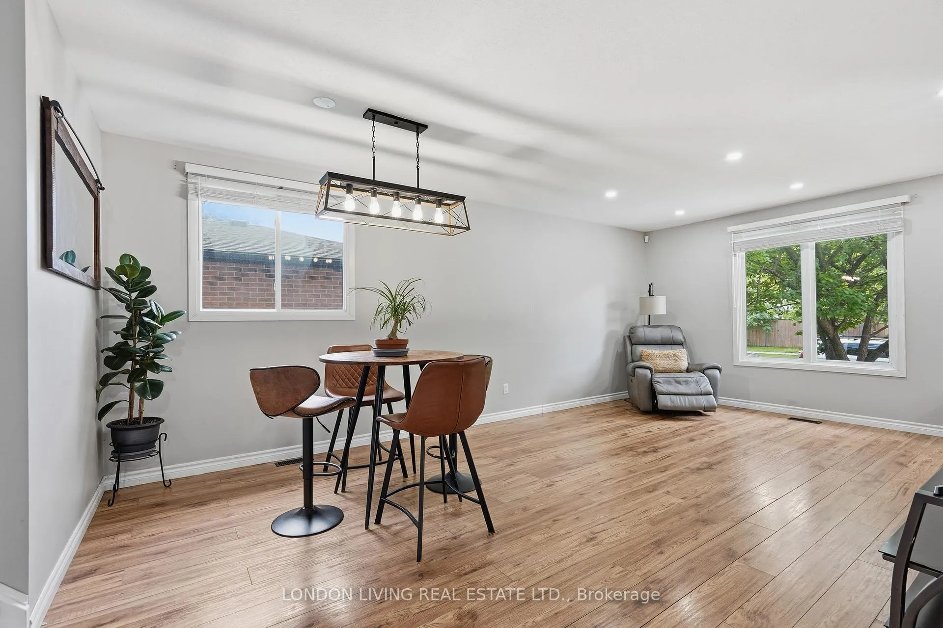 Photo 13 of 388 Deveron Crescent, London, South T — HOMEH