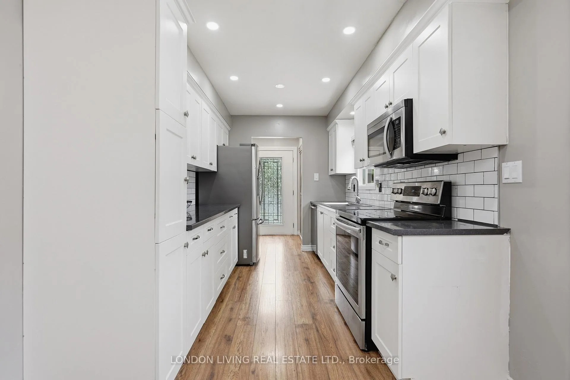 Photo 15 of 388 Deveron Crescent, London, South T — HOMEH