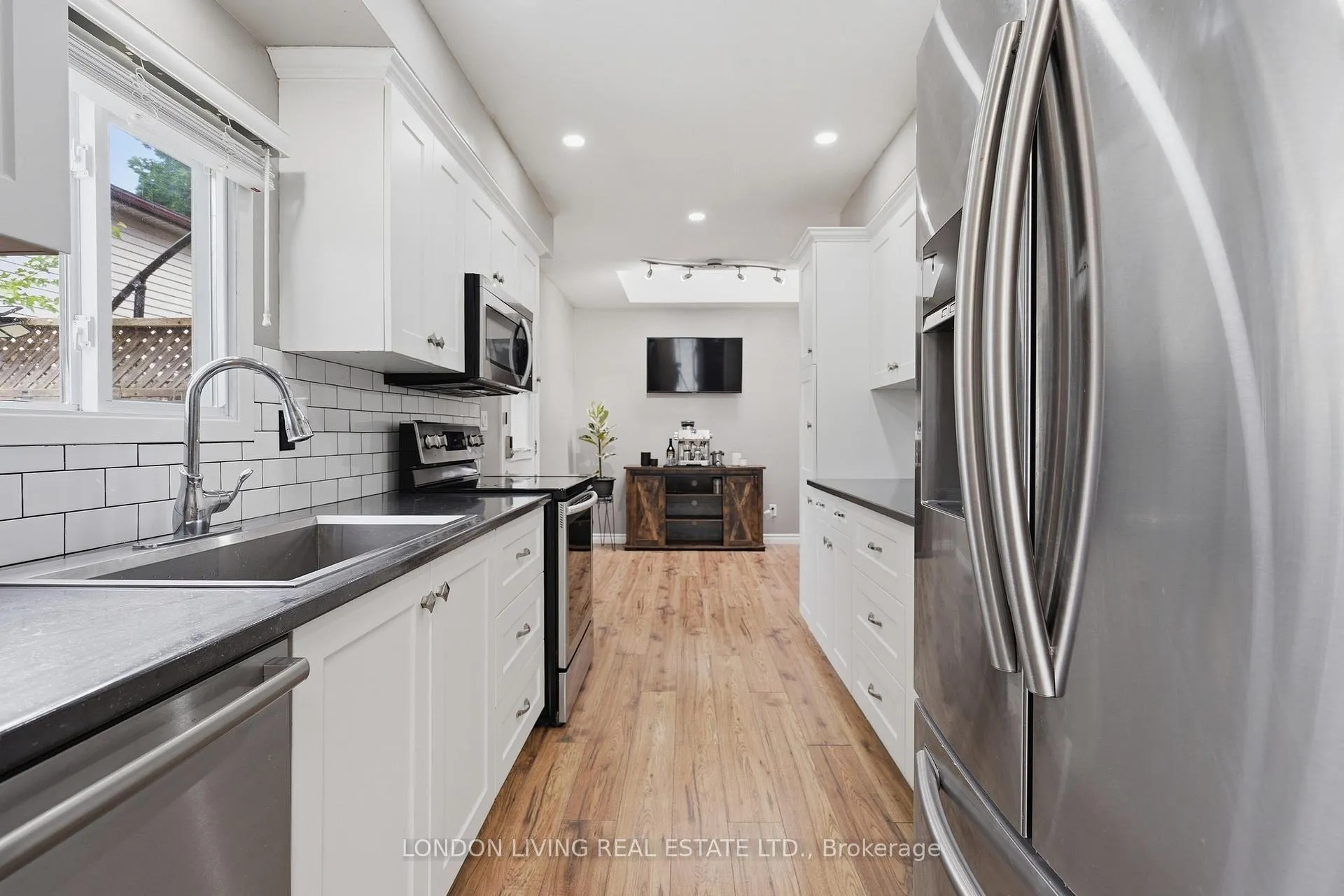 Photo 18 of 388 Deveron Crescent, London, South T — HOMEH