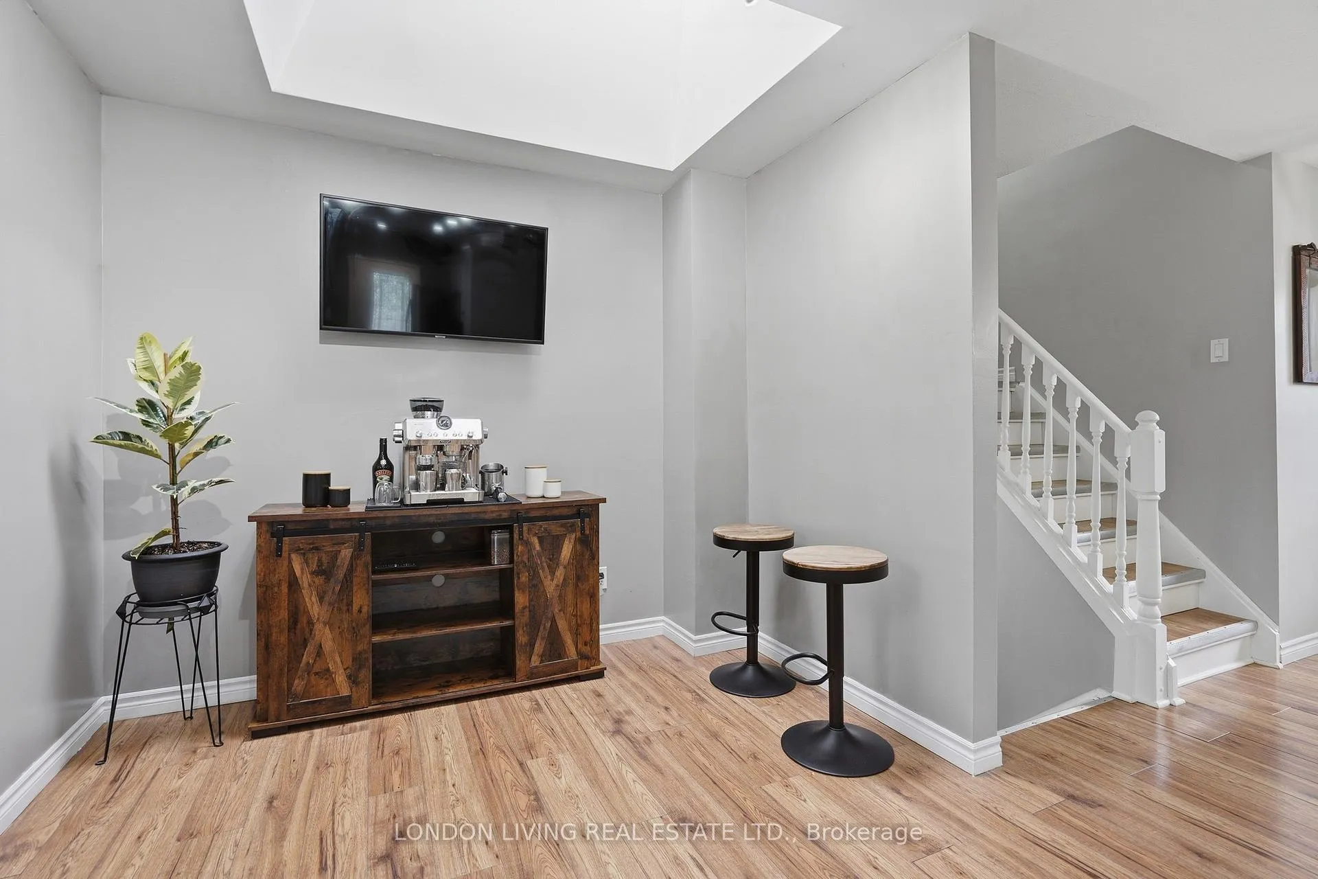 Photo 19 of 388 Deveron Crescent, London, South T — HOMEH