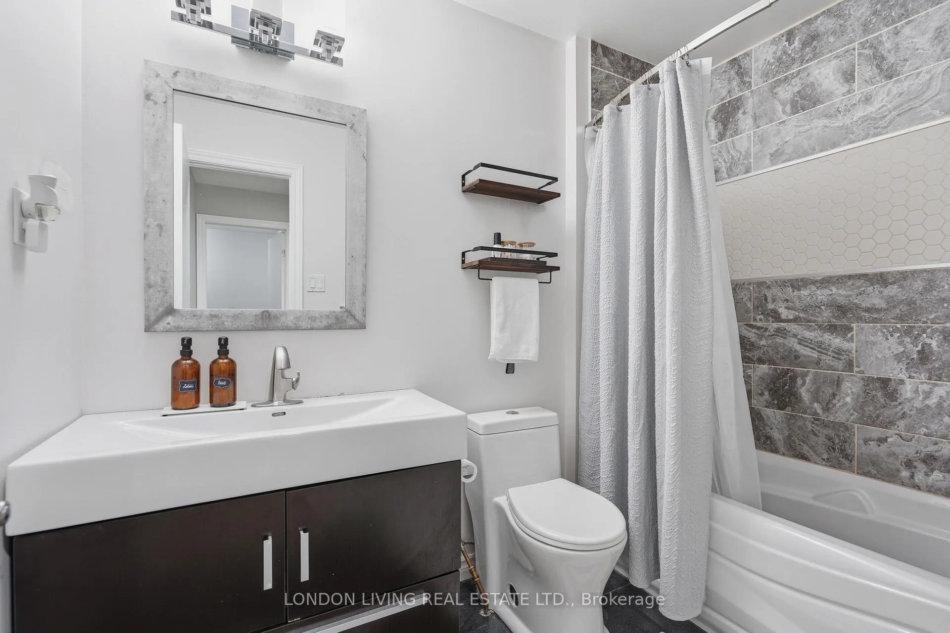 Photo 23 of 388 Deveron Crescent, London, South T — HOMEH