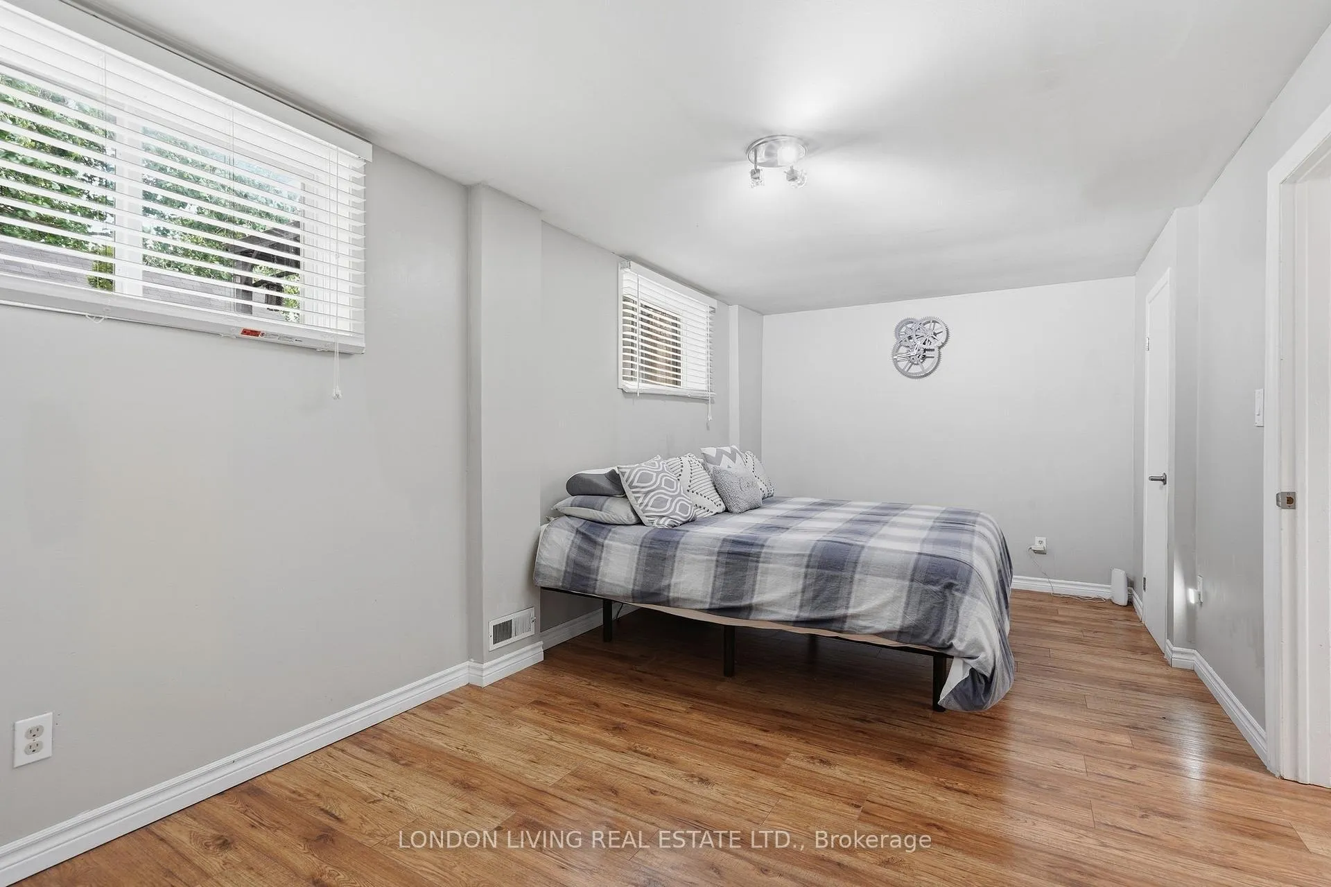 Photo 24 of 388 Deveron Crescent, London, South T — HOMEH