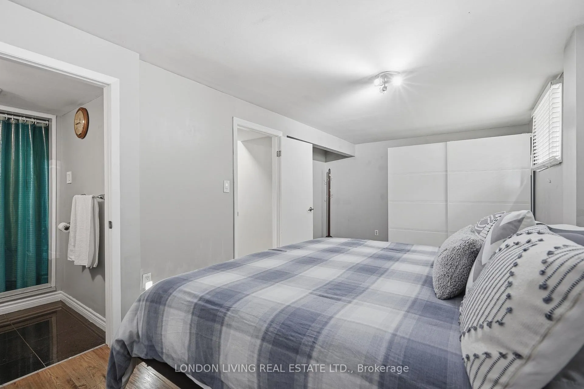 Photo 25 of 388 Deveron Crescent, London, South T — HOMEH