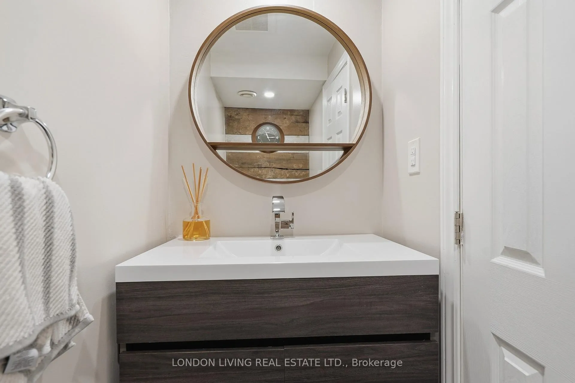 Photo 31 of 388 Deveron Crescent, London, South T — HOMEH