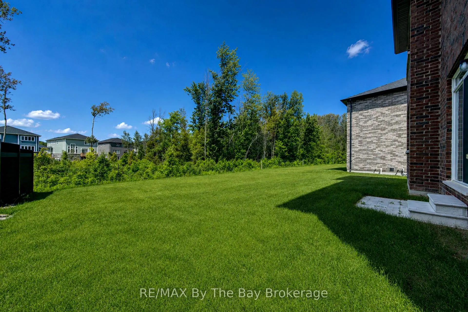 Photo 3 of 18 Amber Drive, Wasaga Beach — HOMEH