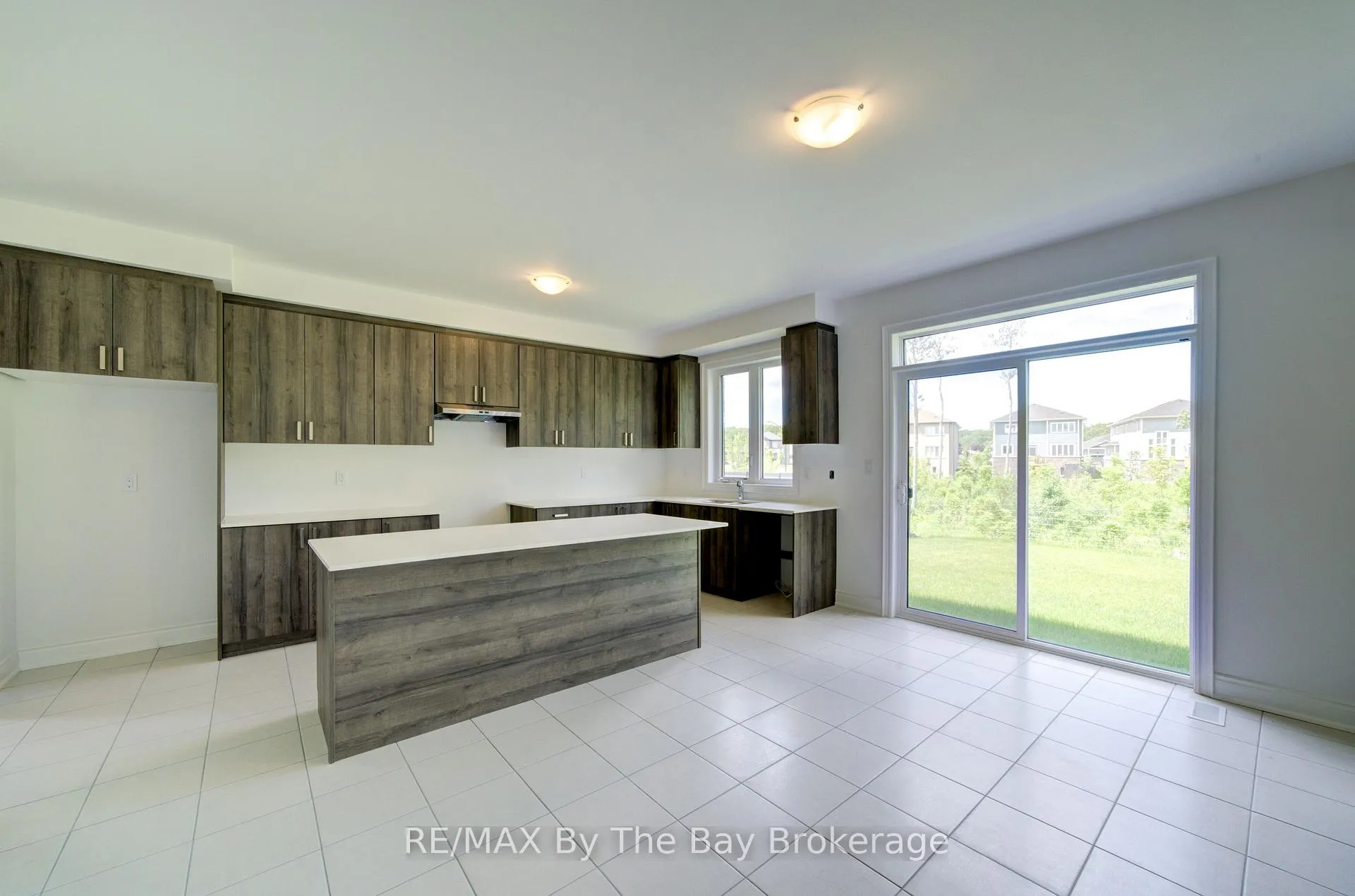 Photo 10 of 18 Amber Drive, Wasaga Beach — HOMEH