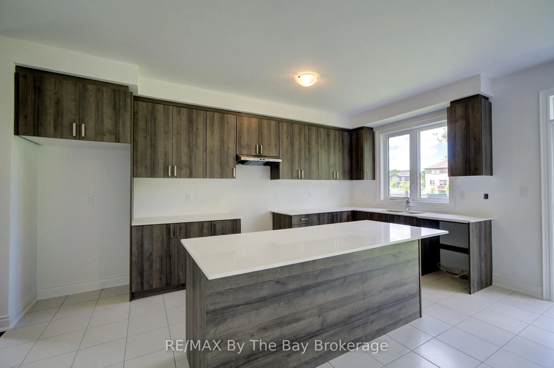 Photo 13 of 18 Amber Drive, Wasaga Beach — HOMEH