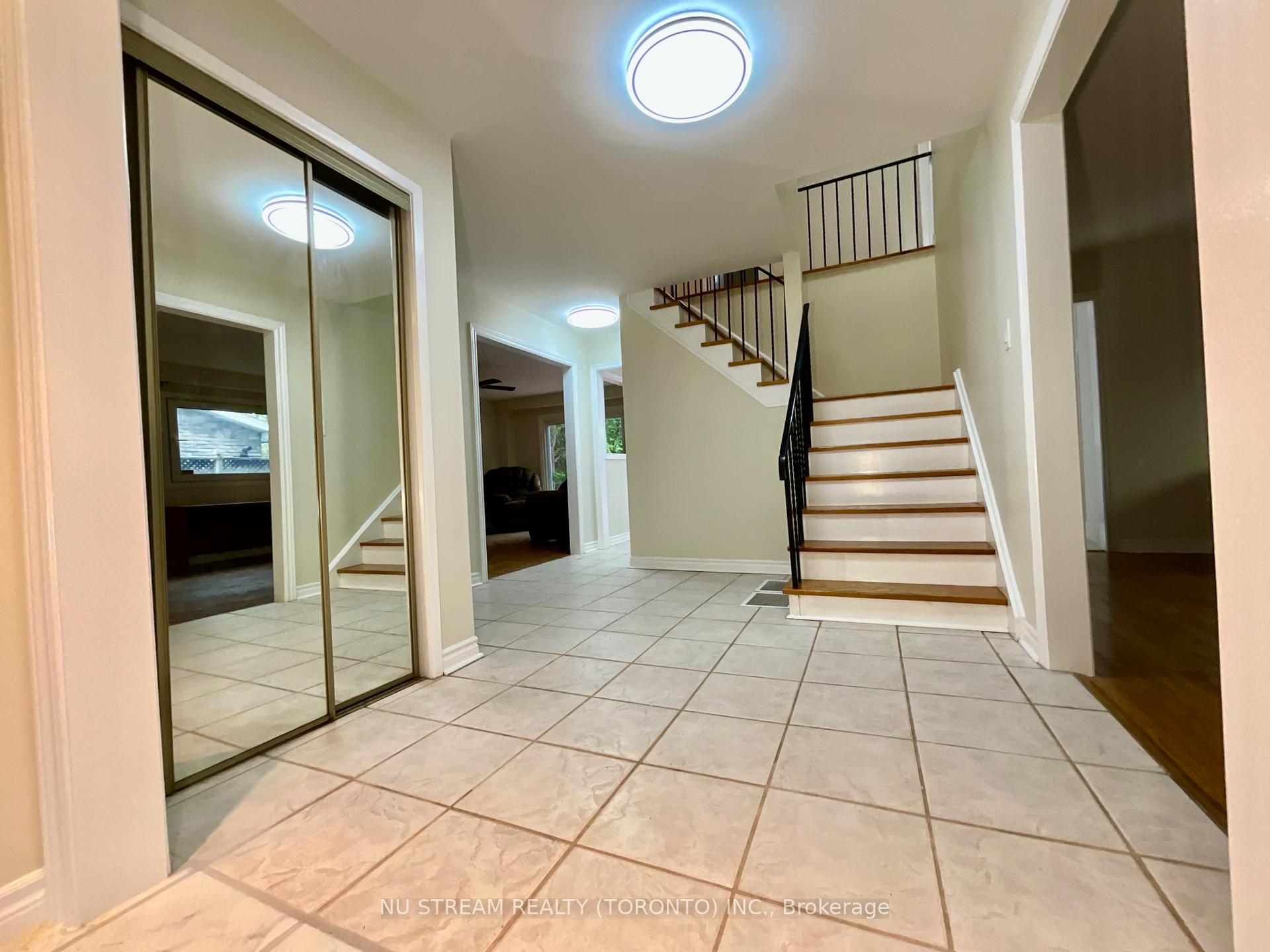 Photo 3 of 45 Emmeloord Crescent, Markham, Unionville — HOMEH