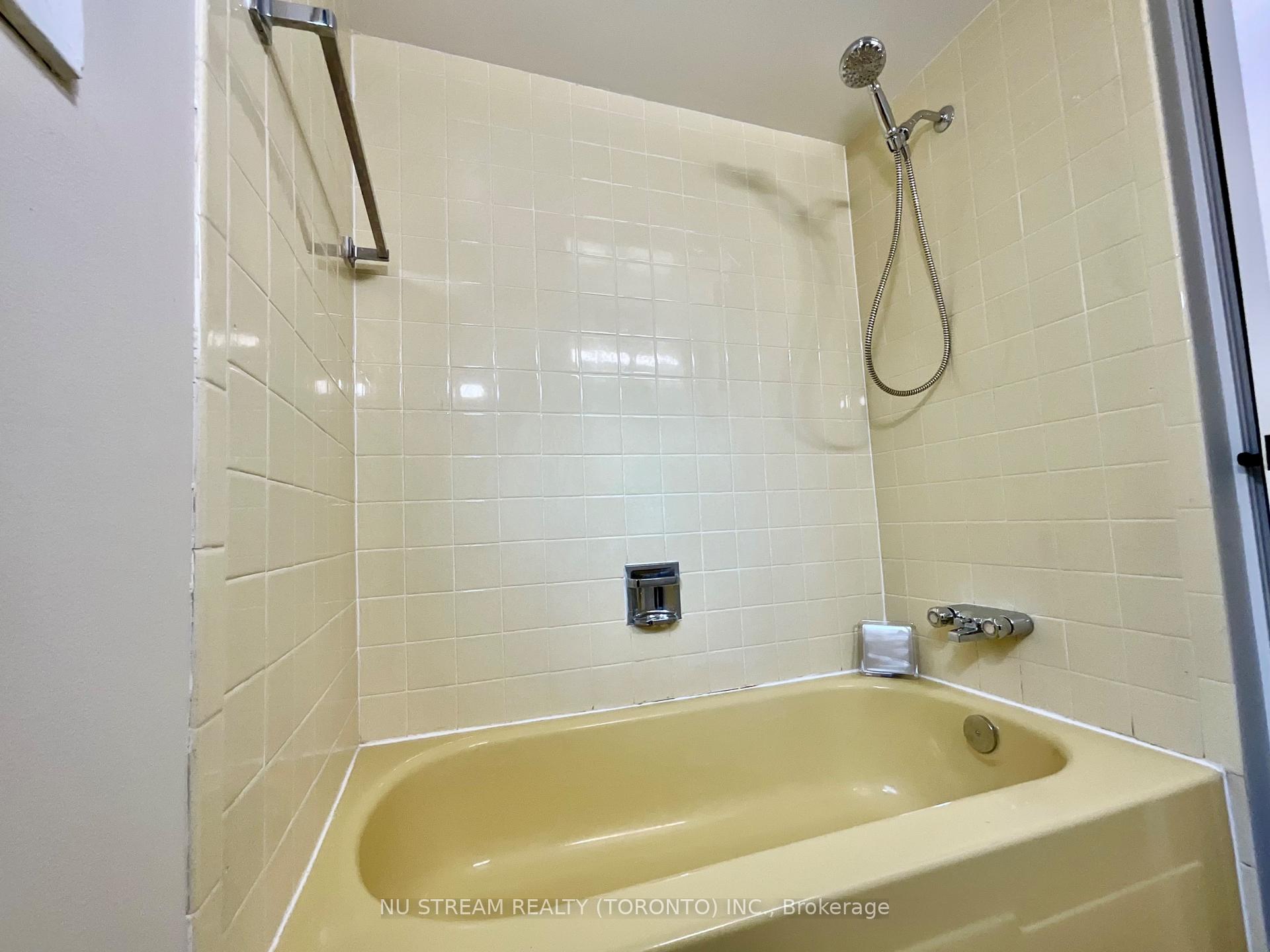 Photo 20 of 45 Emmeloord Crescent, Markham, Unionville — HOMEH