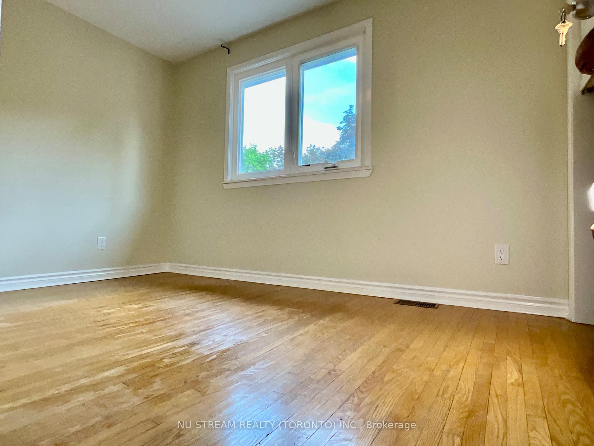 Photo 26 of 45 Emmeloord Crescent, Markham, Unionville — HOMEH