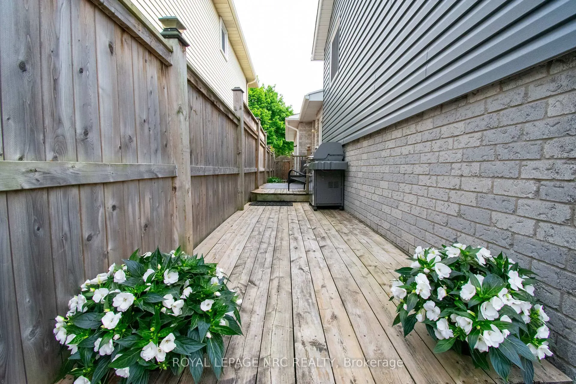 Photo 43 of 30 Elderwood Drive, St. Catharines, Grapeview — HOMEH