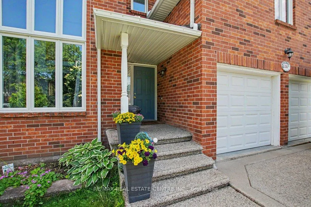 Photo 3 of 2100 Kevin Crescent, Burlington, Headon — HOMEH