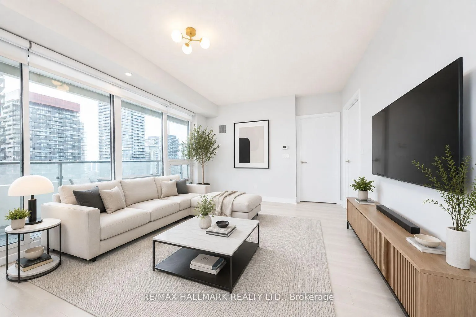 Photo 2 of Unit 2211, 2221 Yonge Street, Toronto, Mount Pleasant West — HOMEH