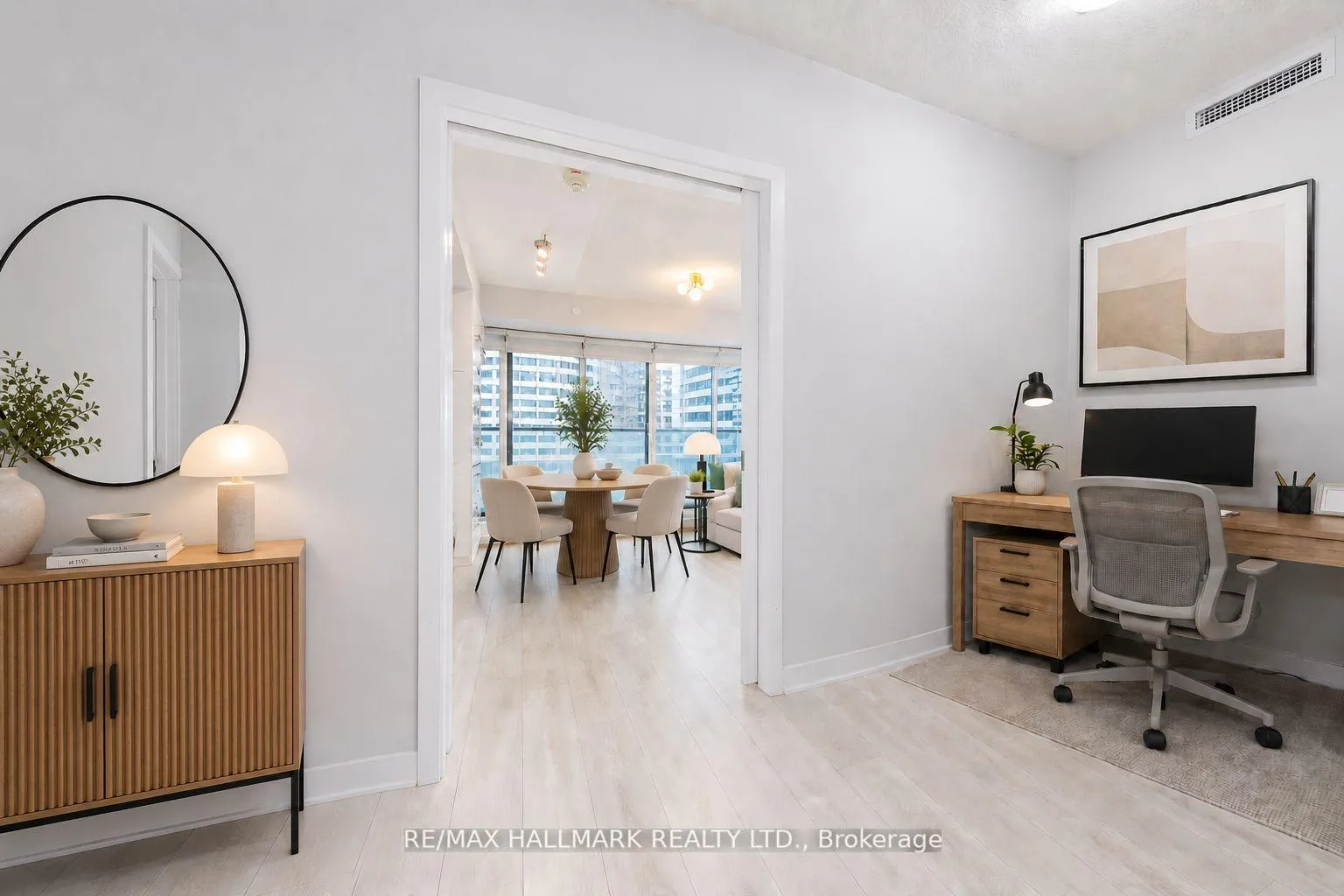 Photo 3 of Unit 2211, 2221 Yonge Street, Toronto, Mount Pleasant West — HOMEH
