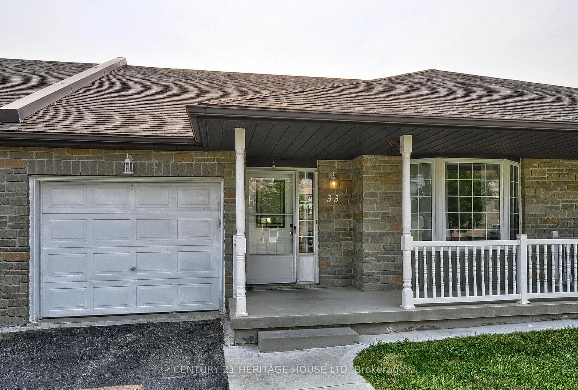 Photo 2 of 33 Bankside Drive, Kitchener, Victoria Hills — HOMEH