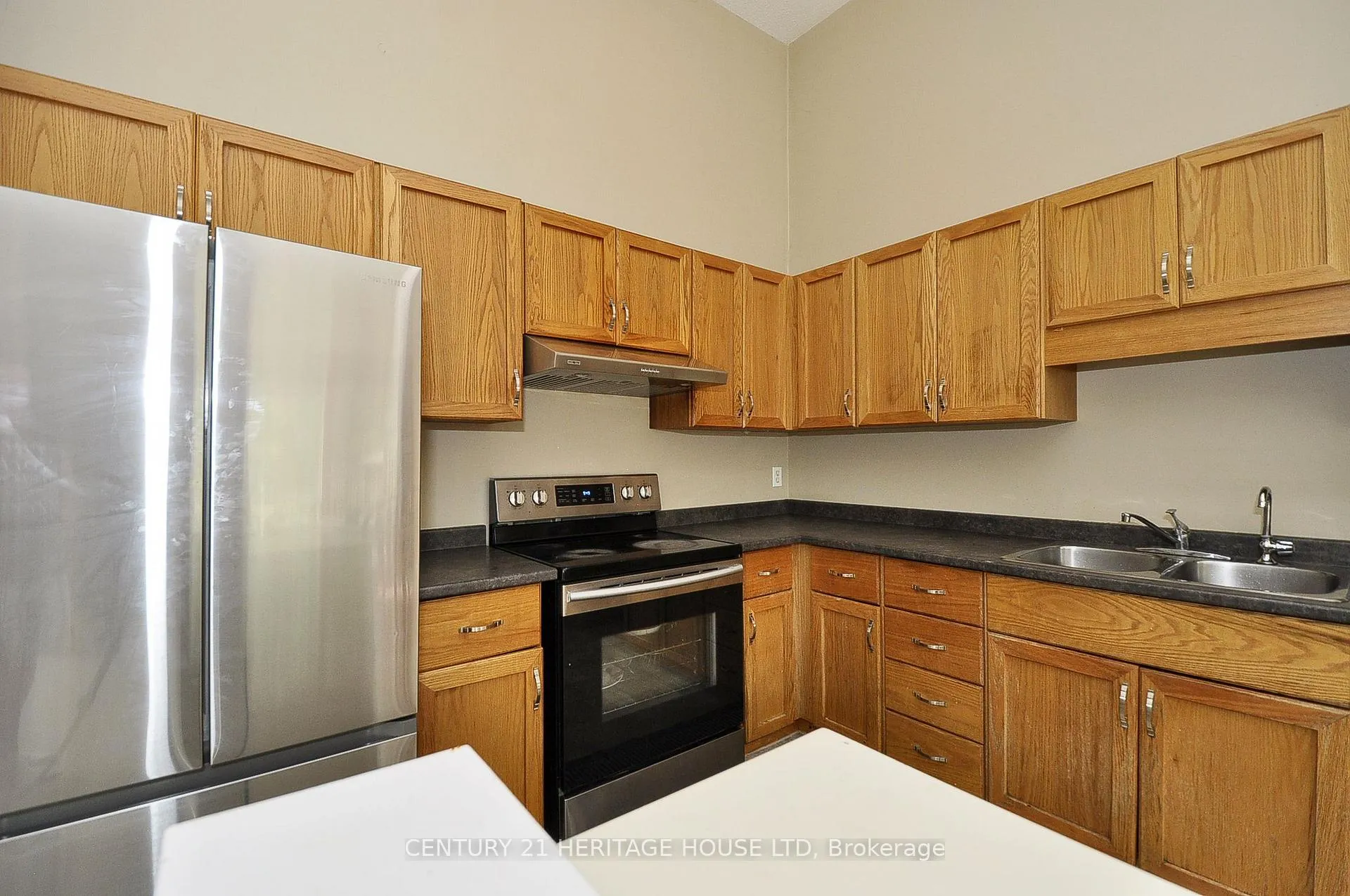 Photo 9 of 33 Bankside Drive, Kitchener, Victoria Hills — HOMEH