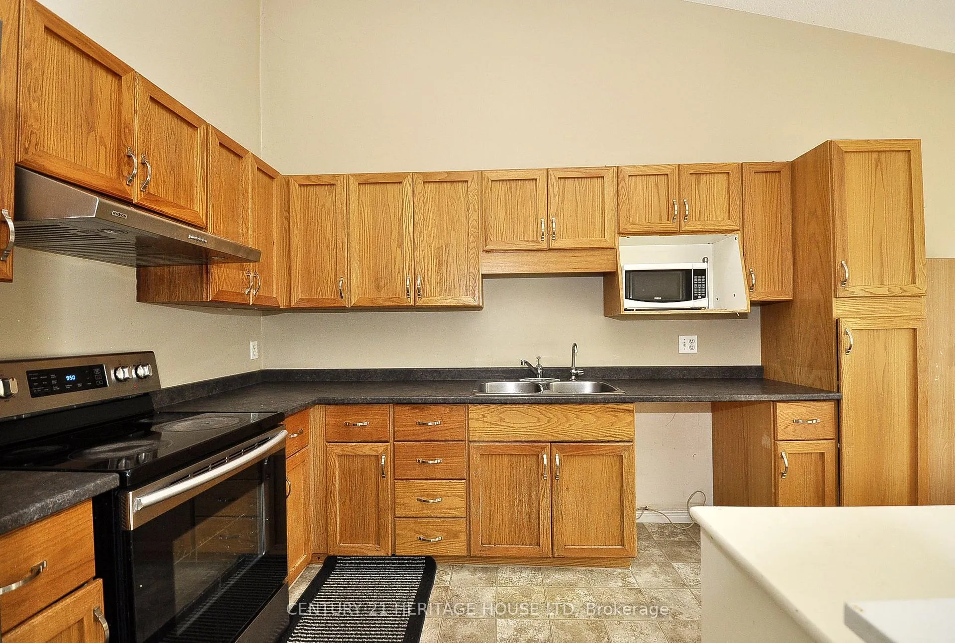 Photo 10 of 33 Bankside Drive, Kitchener, Victoria Hills — HOMEH