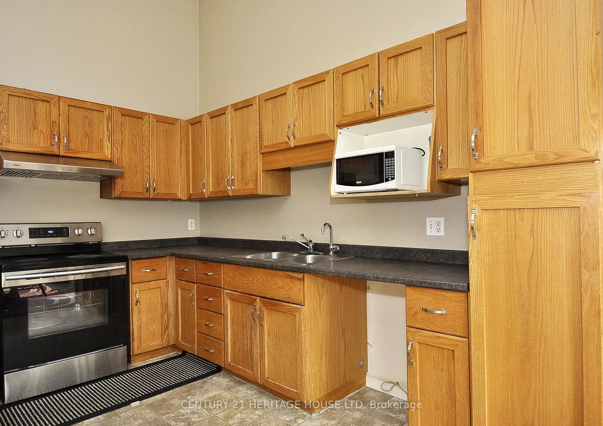 Photo 11 of 33 Bankside Drive, Kitchener, Victoria Hills — HOMEH