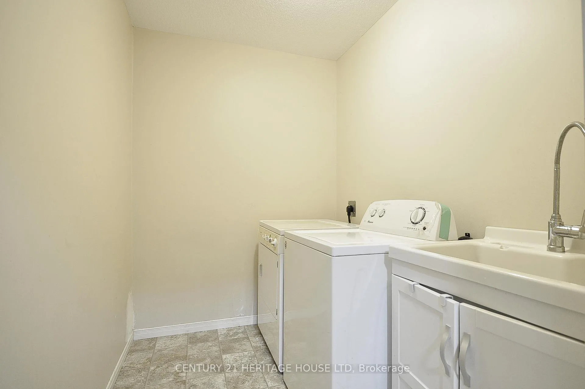 Photo 19 of 33 Bankside Drive, Kitchener, Victoria Hills — HOMEH