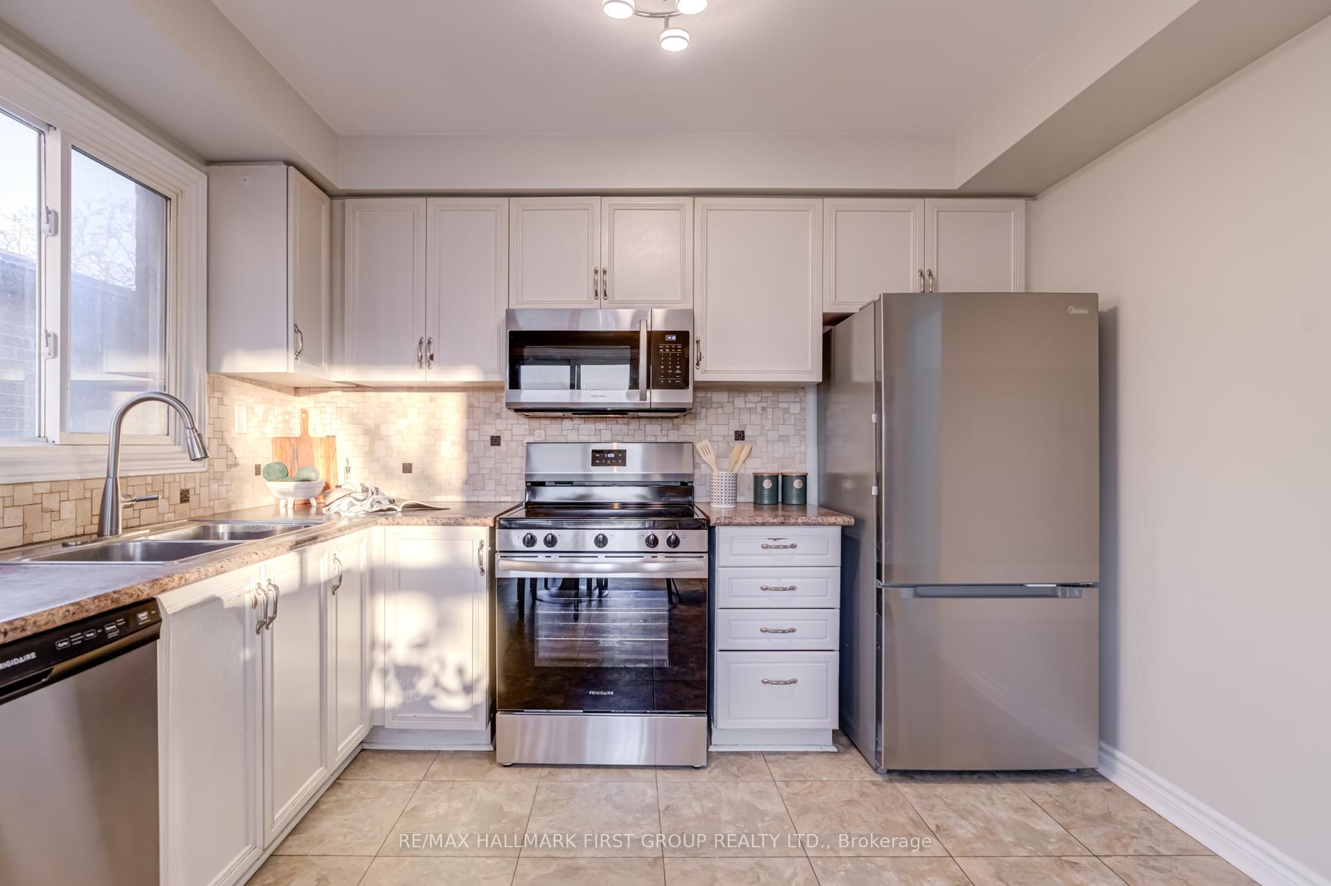 Photo 10 of 8 Coomer Crescent, Ajax, Central — HOMEH