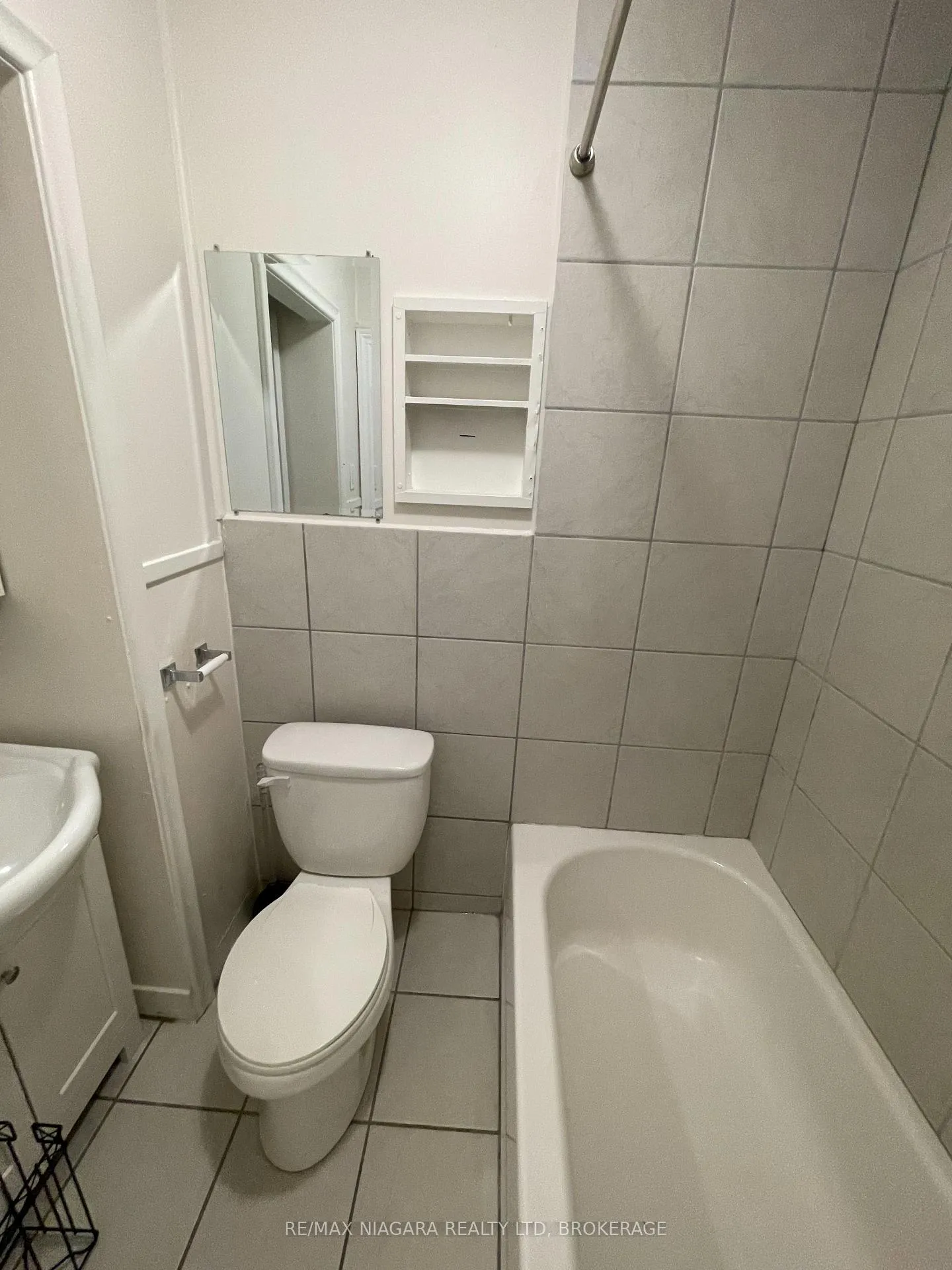 Photo 5 of Unit C, 117 Lyons Avenue, Welland, Lincoln/Crowland — HOMEH