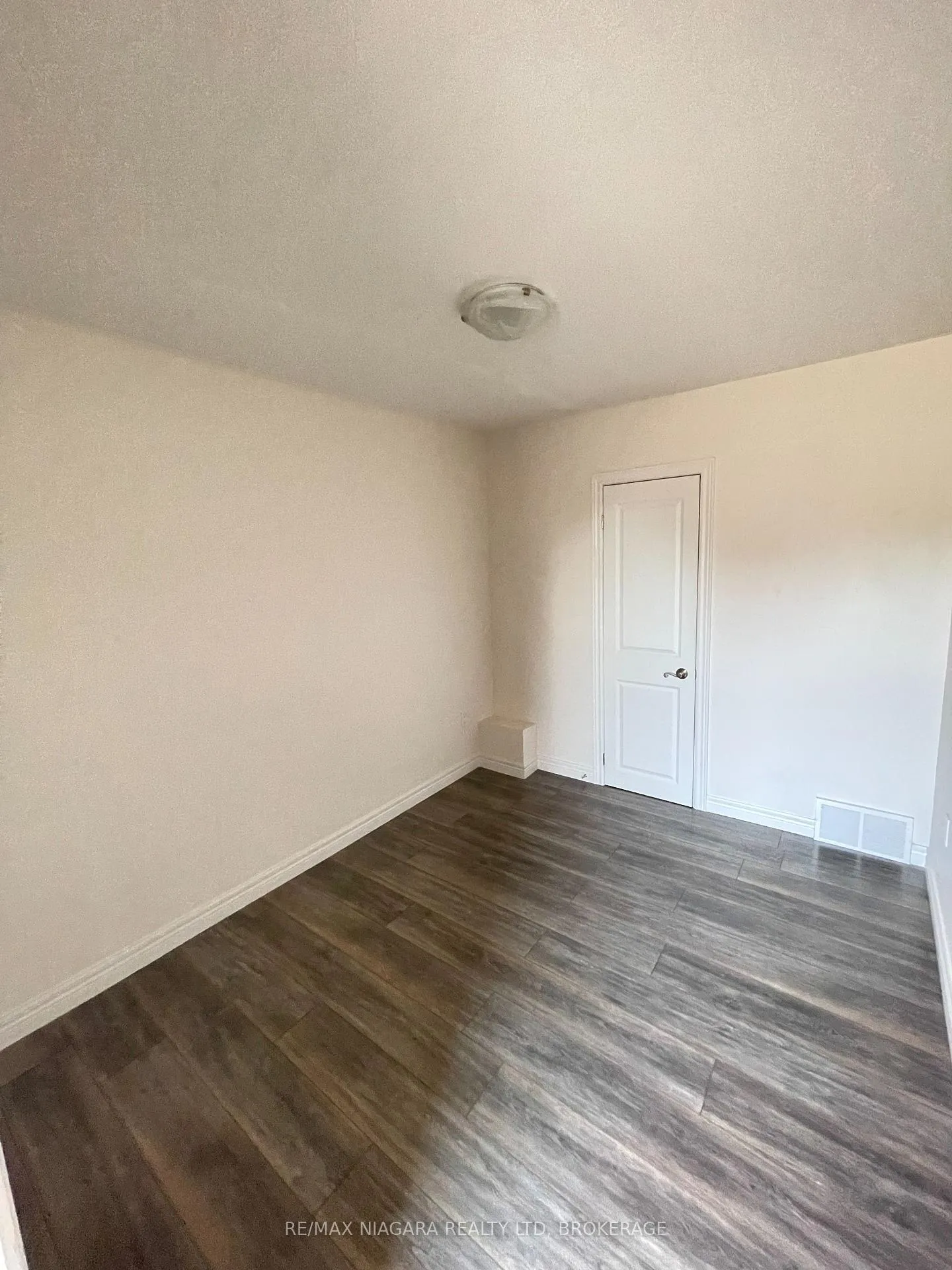 Photo 7 of Unit C, 117 Lyons Avenue, Welland, Lincoln/Crowland — HOMEH