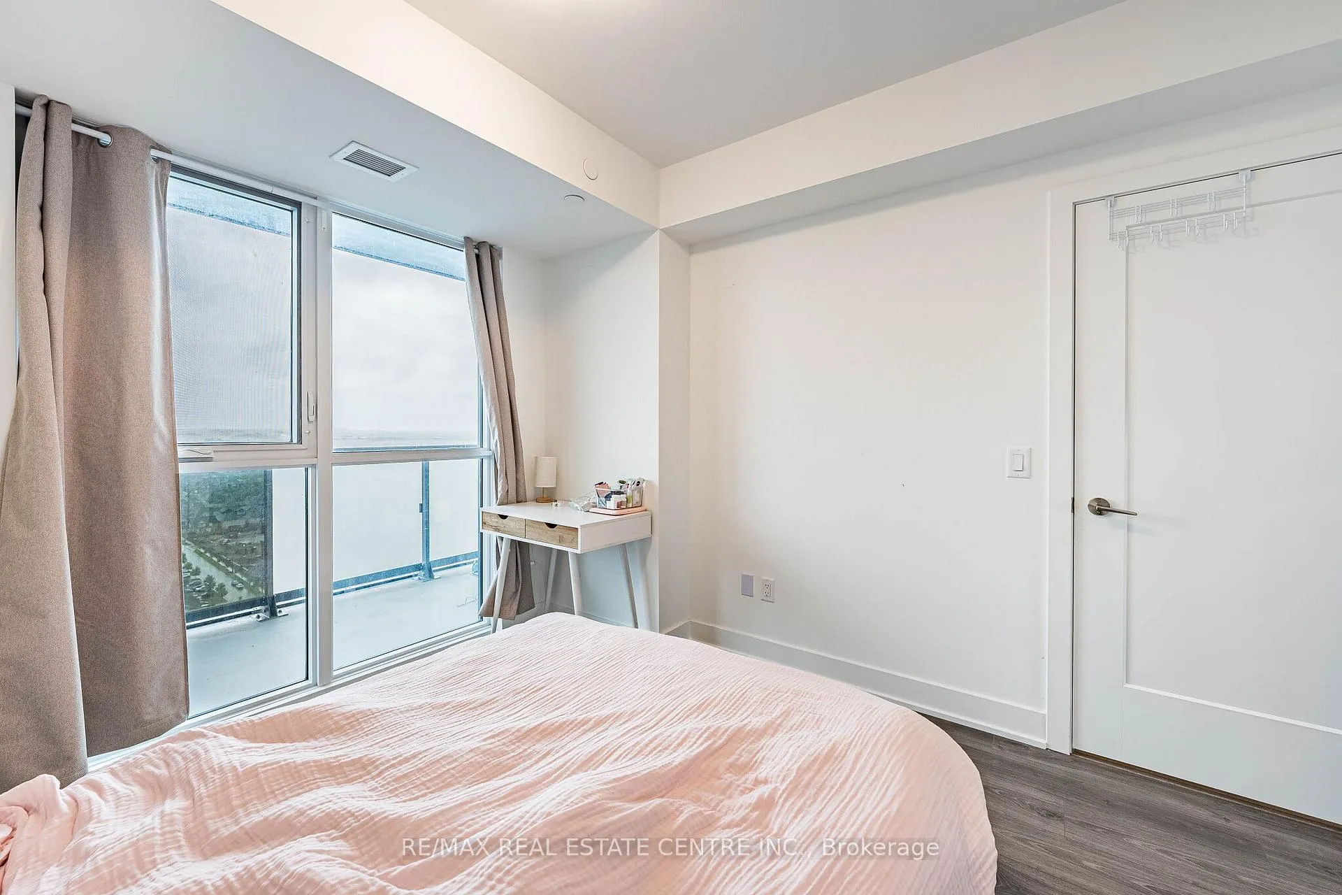 Photo 10 of Unit 2401, 2545 Simcoe St N, Oshawa, Windfields — HOMEH