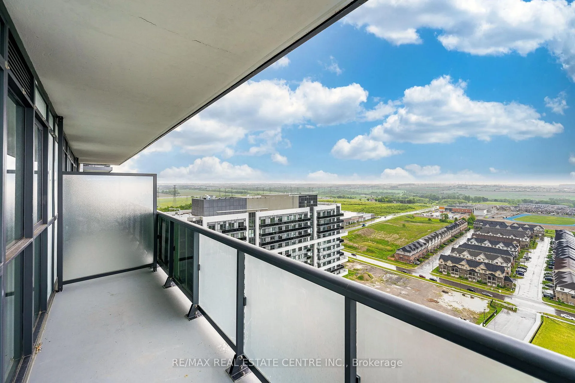 Photo 11 of Unit 2401, 2545 Simcoe St N, Oshawa, Windfields — HOMEH