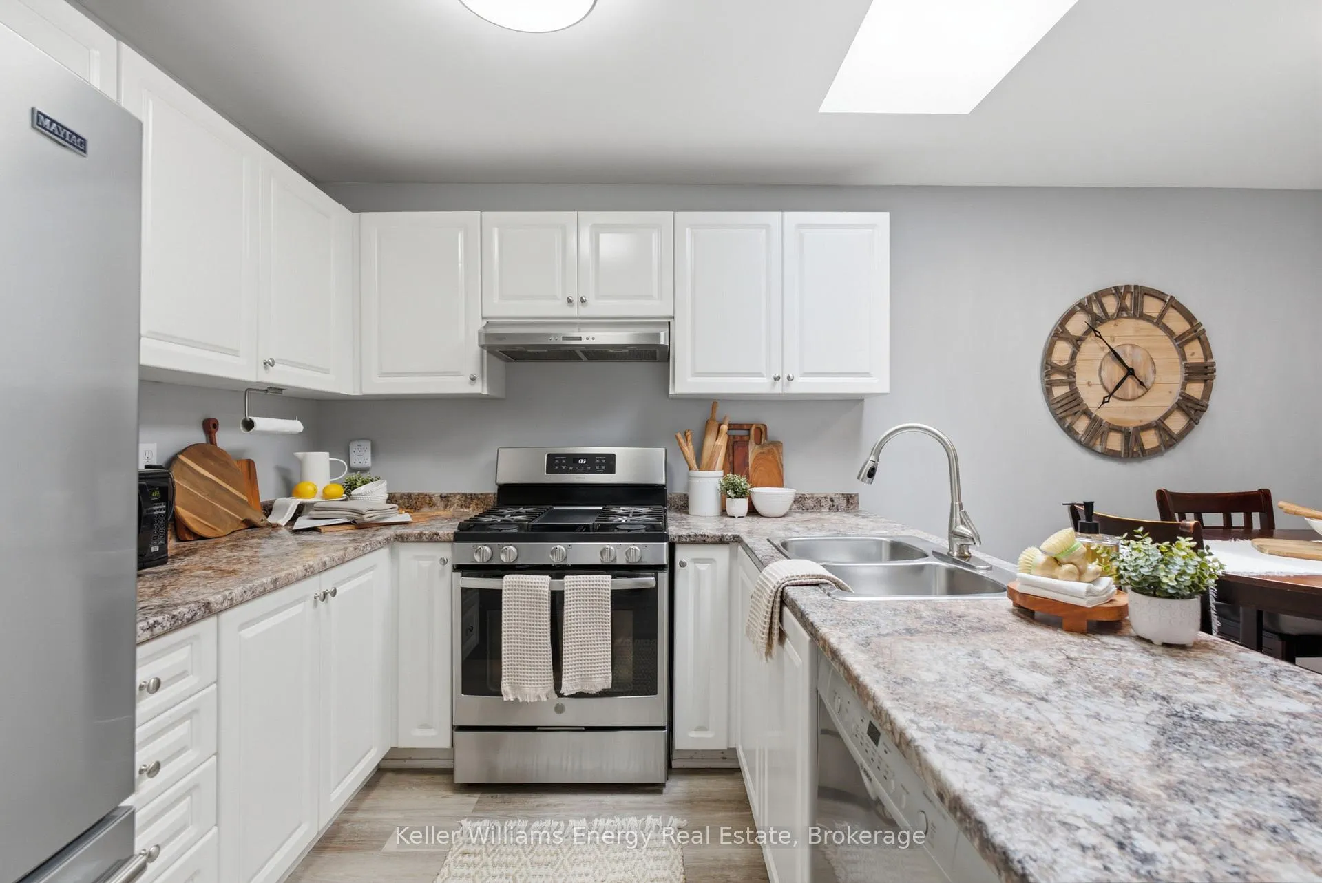 Photo 10 of 16 John Walter Crescent, Clarington, Courtice — HOMEH