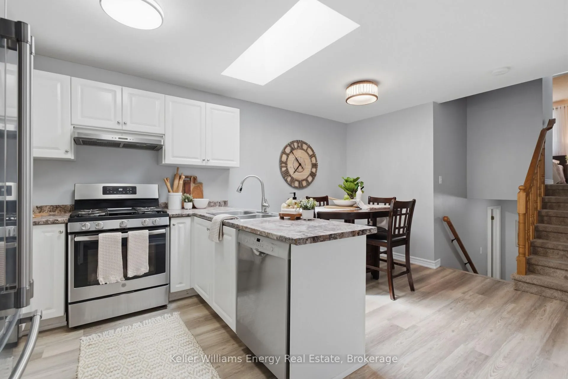 Photo 11 of 16 John Walter Crescent, Clarington, Courtice — HOMEH