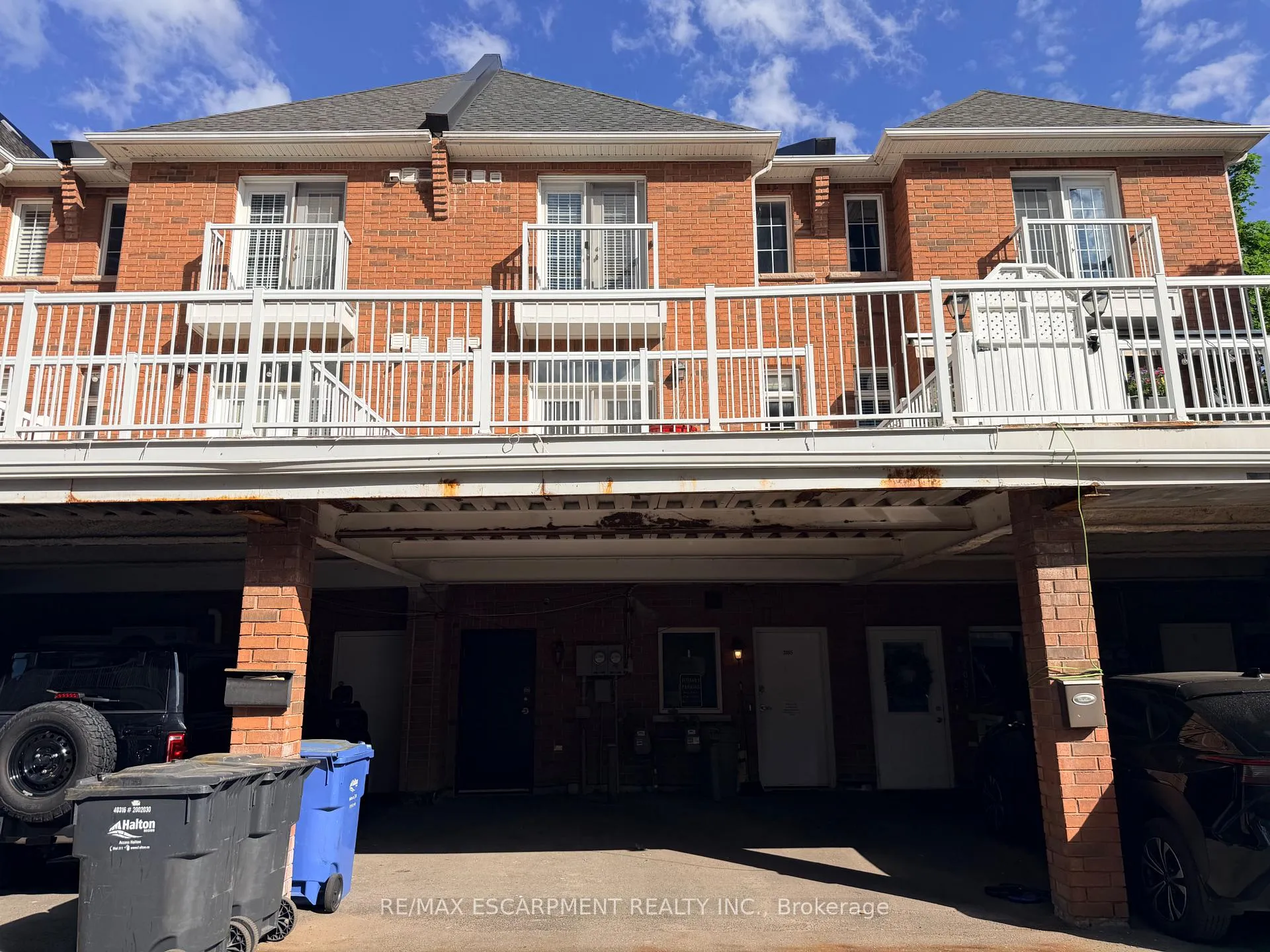 Photo 2 of 2085 Pine Street, Burlington, Brant — HOMEH