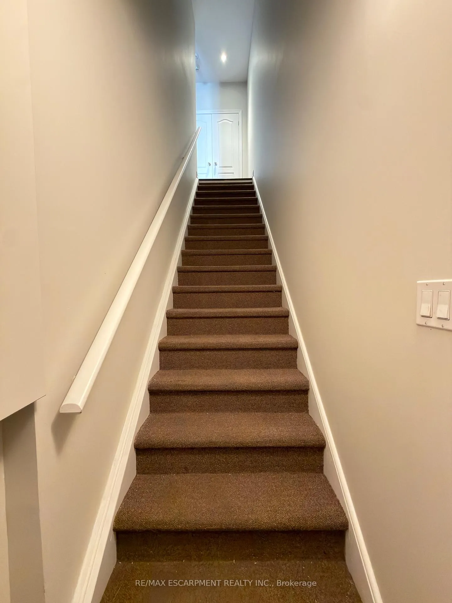 Photo 4 of 2085 Pine Street, Burlington, Brant — HOMEH