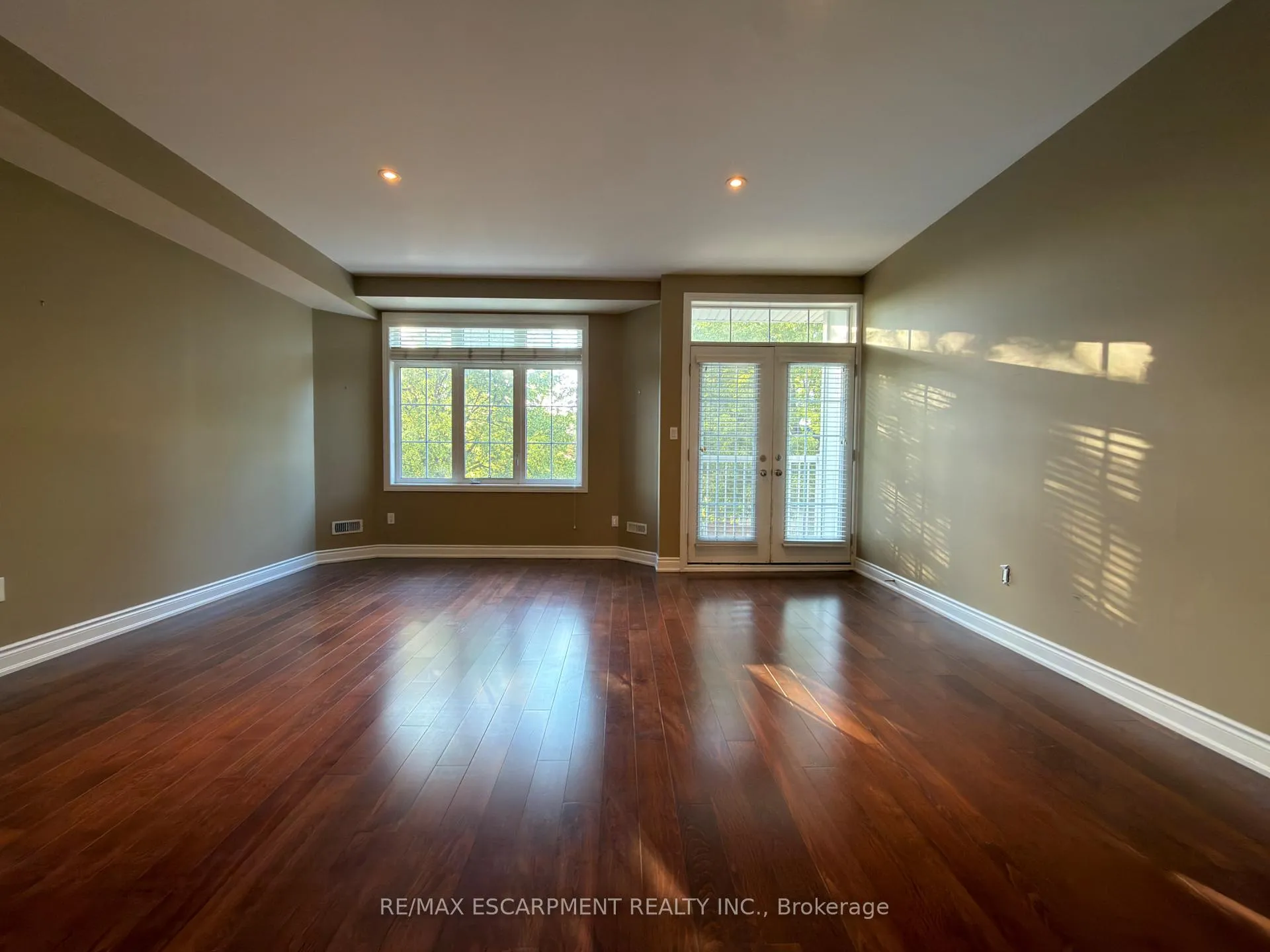 Photo 5 of 2085 Pine Street, Burlington, Brant — HOMEH