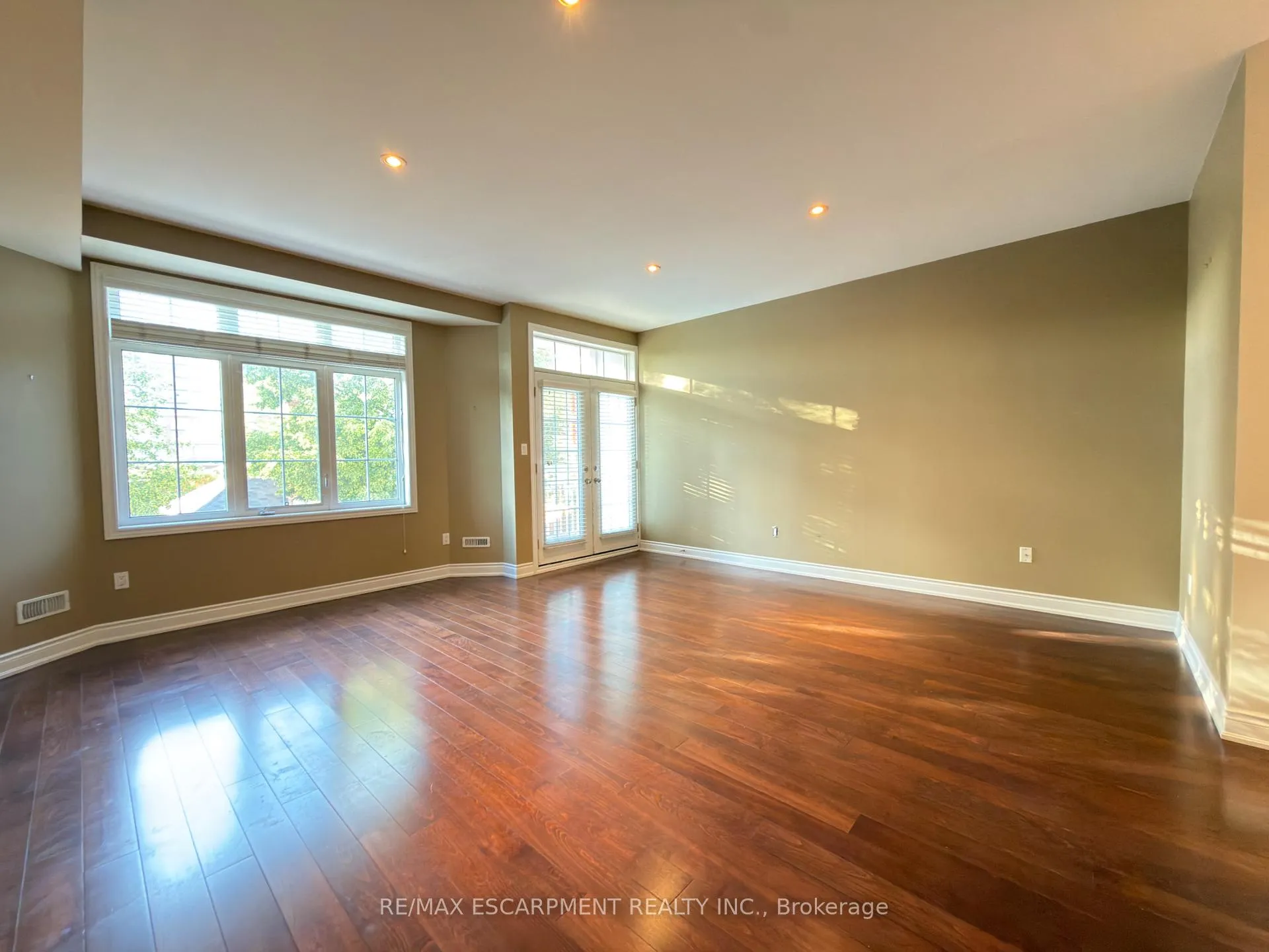 Photo 6 of 2085 Pine Street, Burlington, Brant — HOMEH